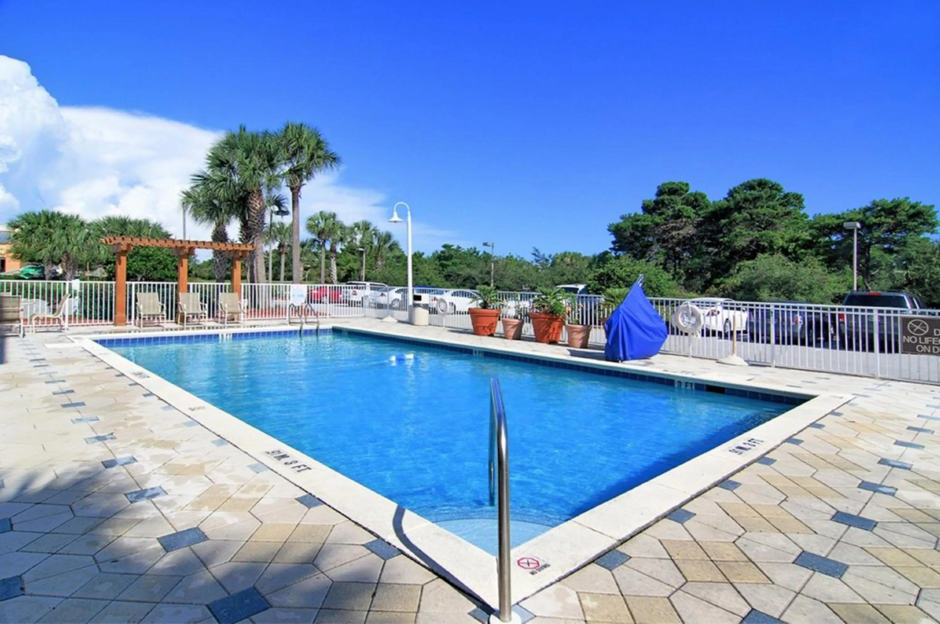 Swimming pool in Holiday Inn Express Destin E - Commons Mall Area by IHG