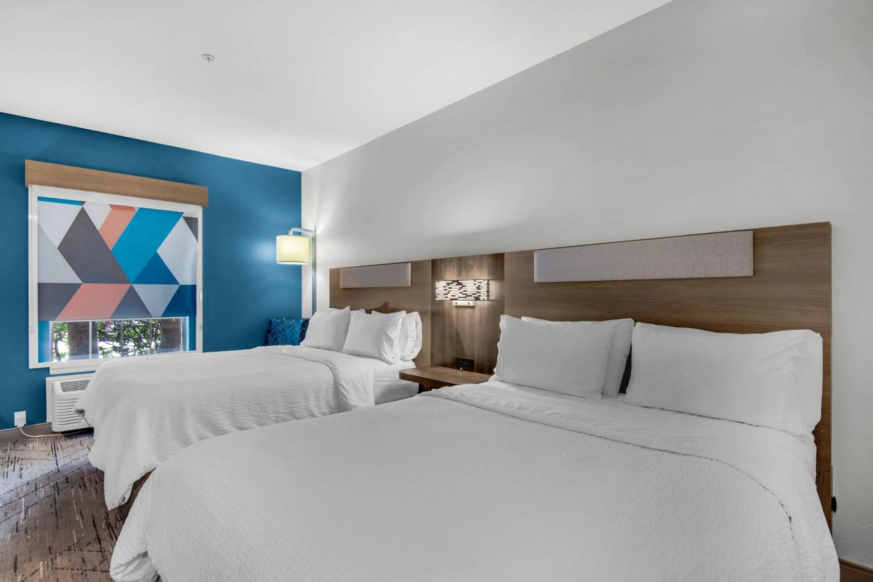 Bed in Holiday Inn Express Destin E - Commons Mall Area by IHG