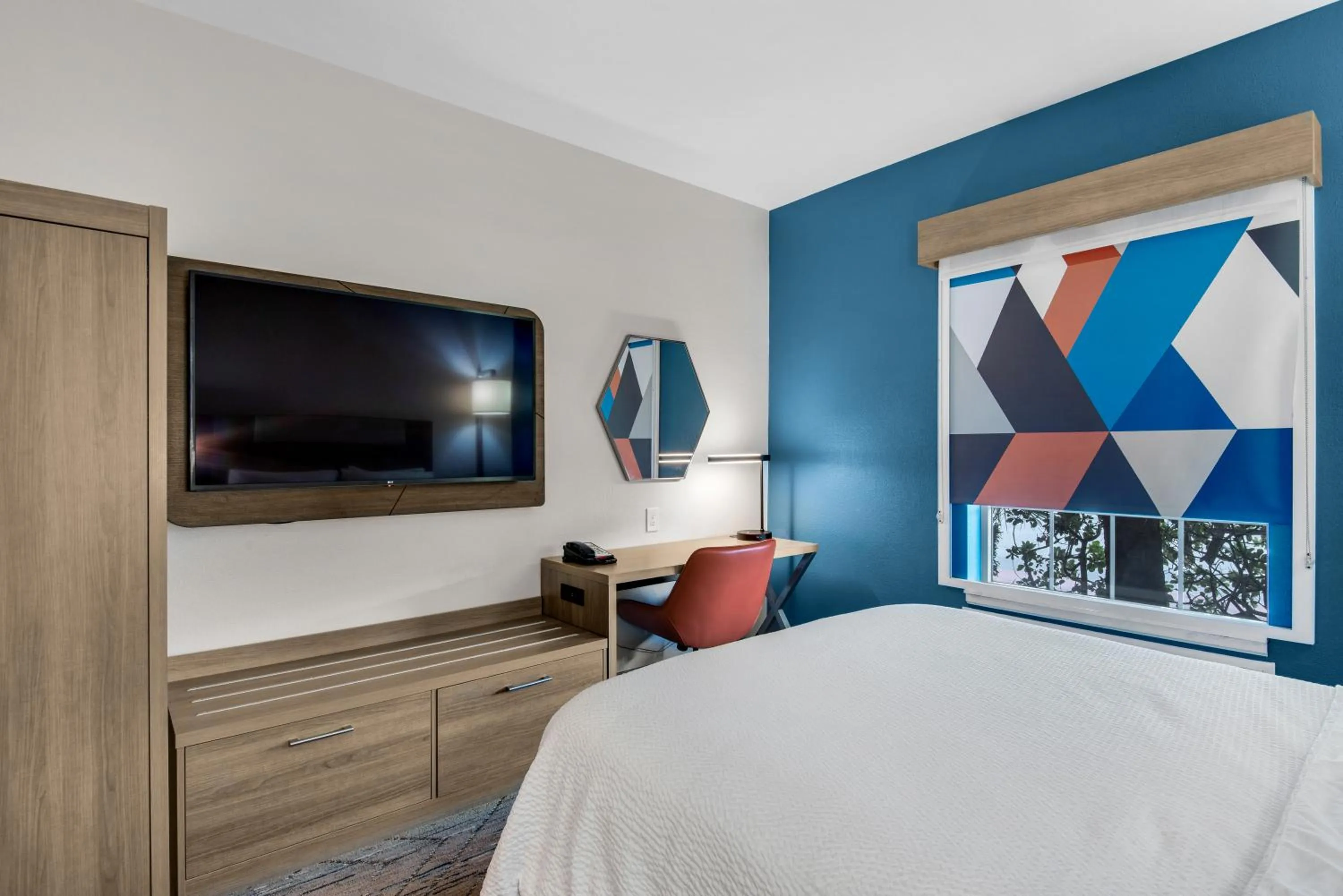 Bed in Holiday Inn Express Destin E - Commons Mall Area by IHG