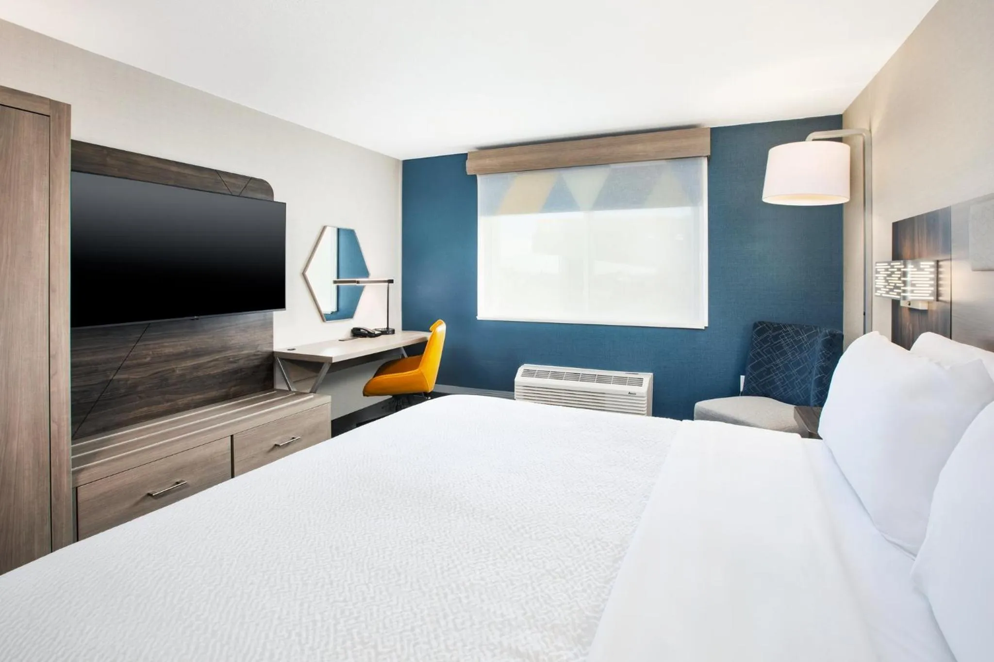 Photo of the whole room, Bed in Holiday Inn Express Casper I-25 by IHG