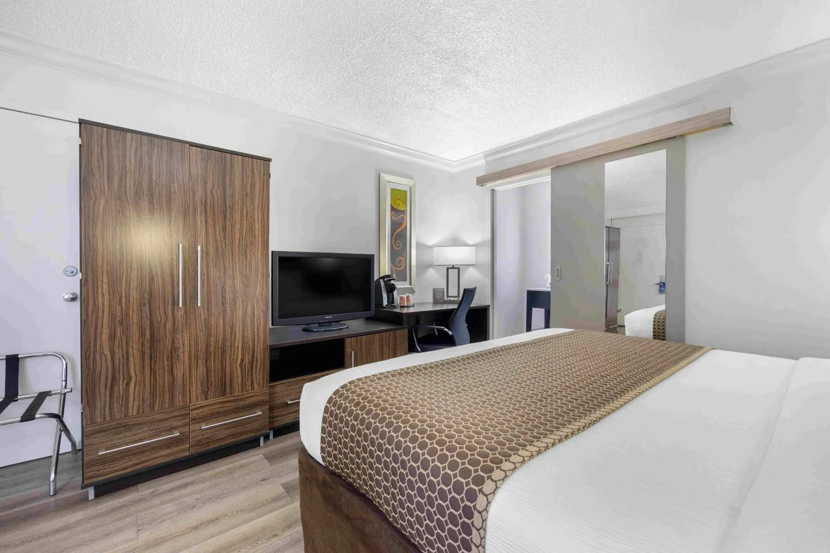 Bedroom, Bed in The Capitol Hotel Downtown, an Ascend Collection Hotel