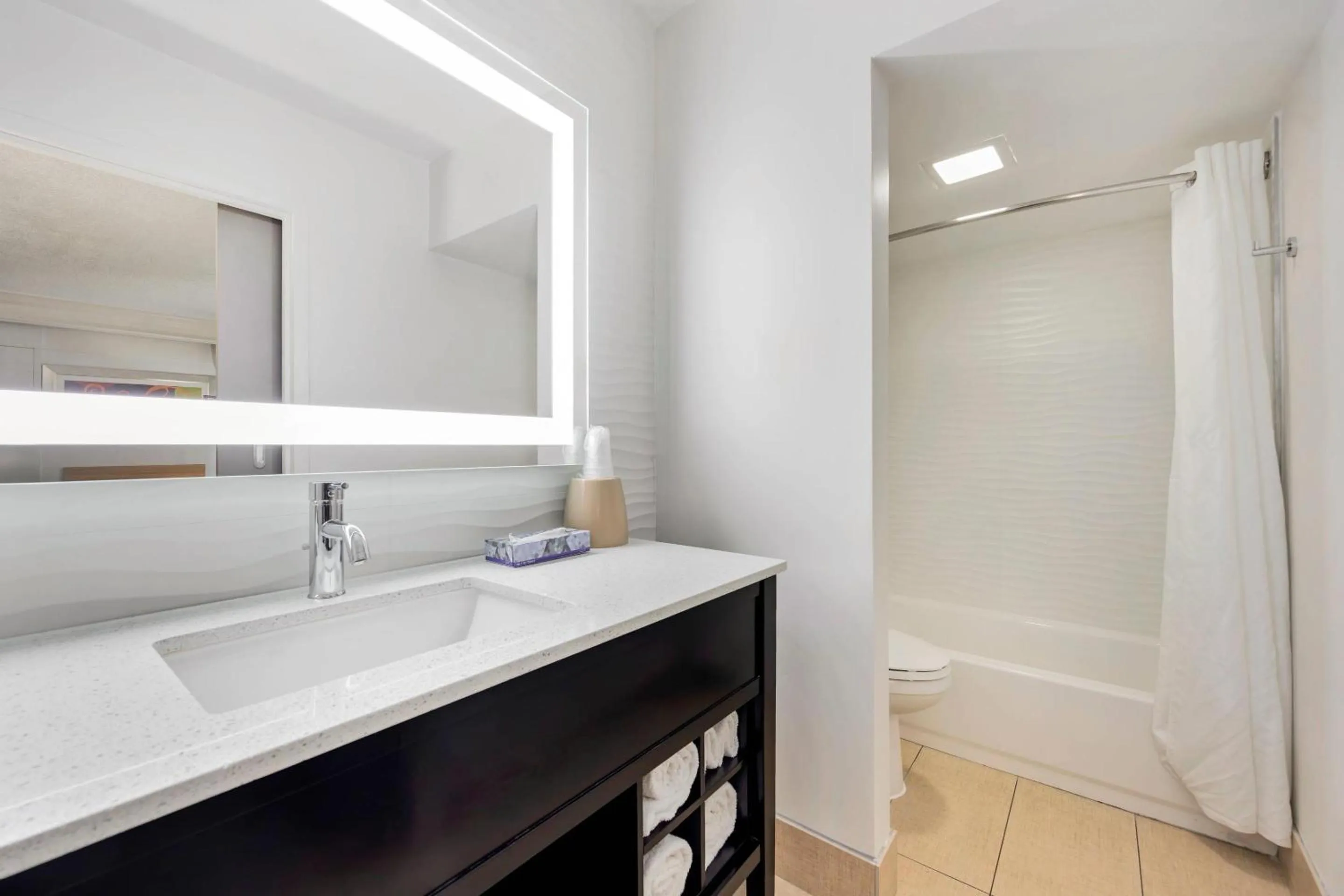 Bedroom in The Capitol Hotel Downtown, an Ascend Collection Hotel