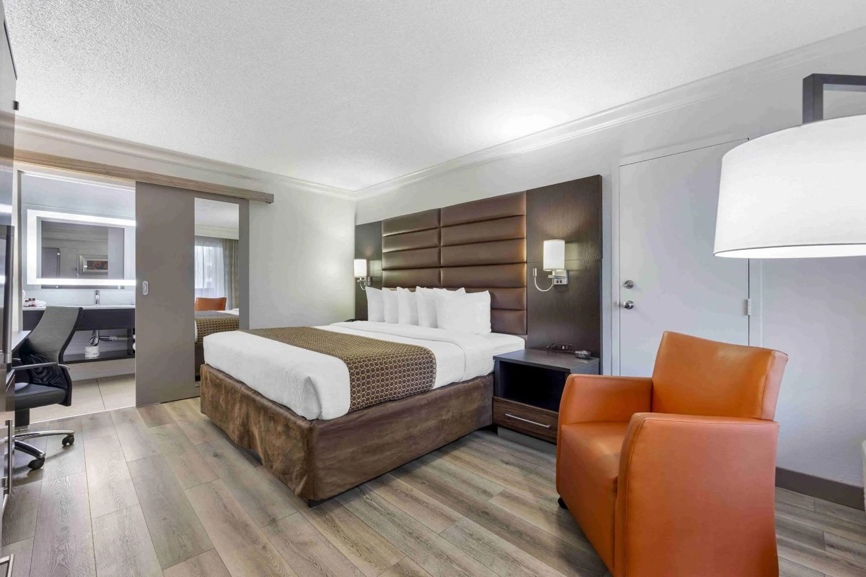 Bedroom, Bed in The Capitol Hotel Downtown, an Ascend Collection Hotel