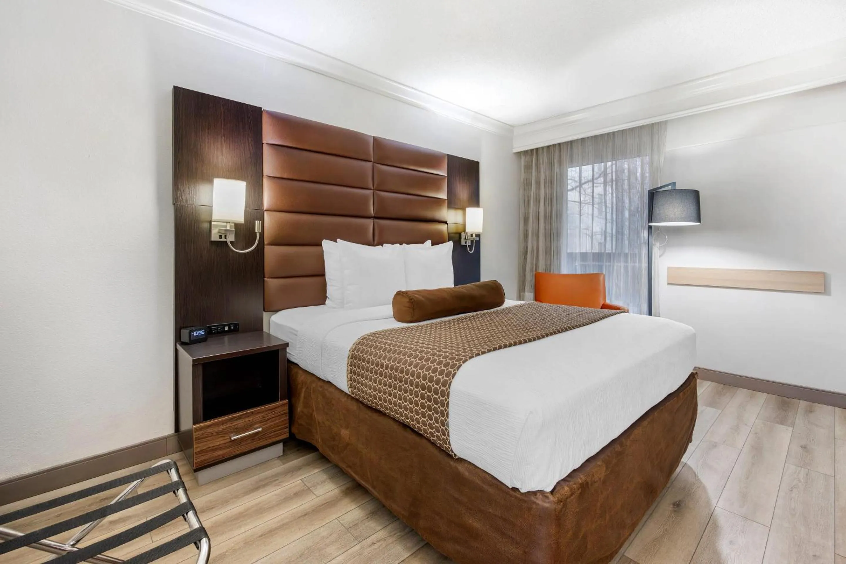 Bedroom, Bed in The Capitol Hotel Downtown, an Ascend Collection Hotel