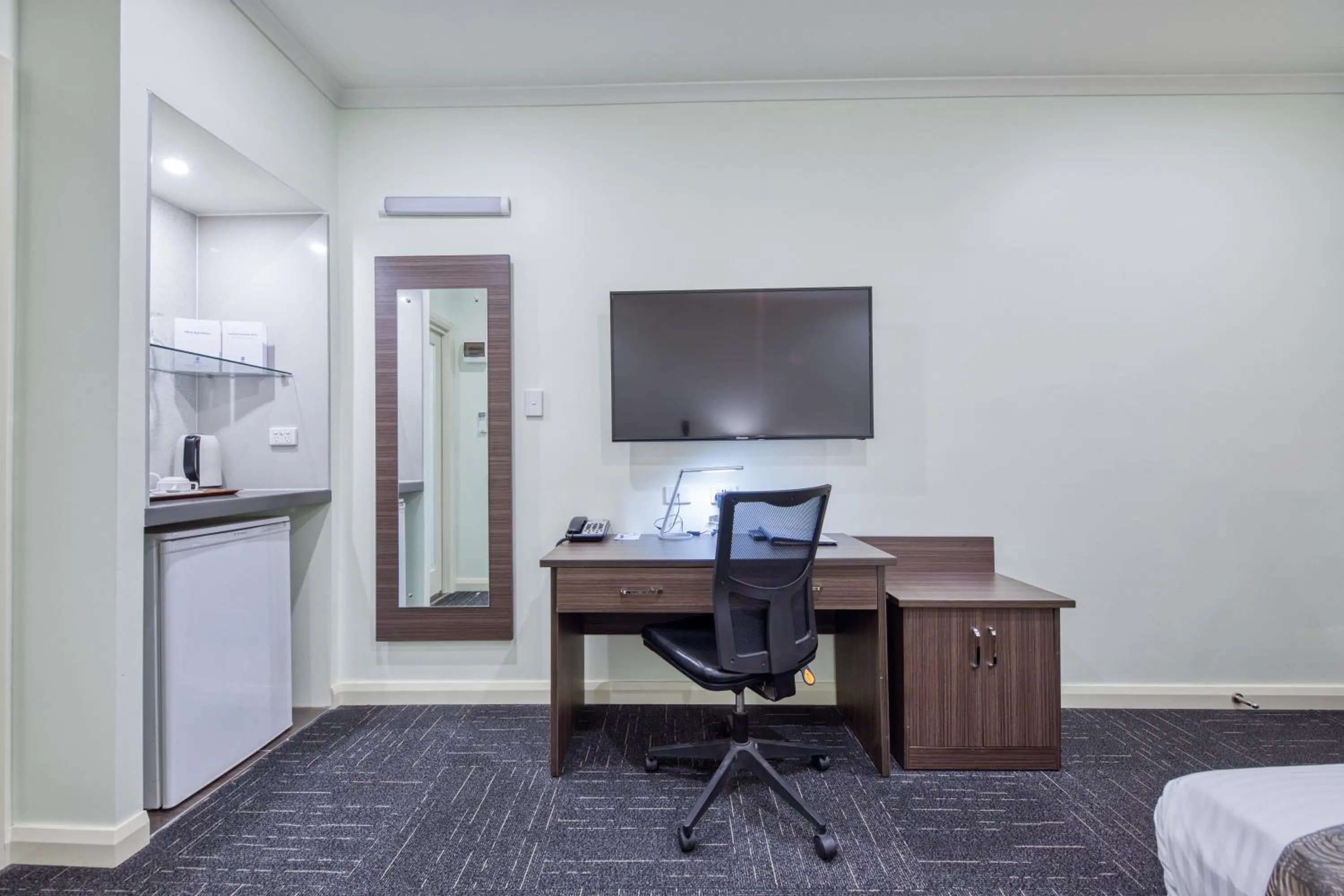 Communal lounge/ TV room in Best Western Melbourne Airport