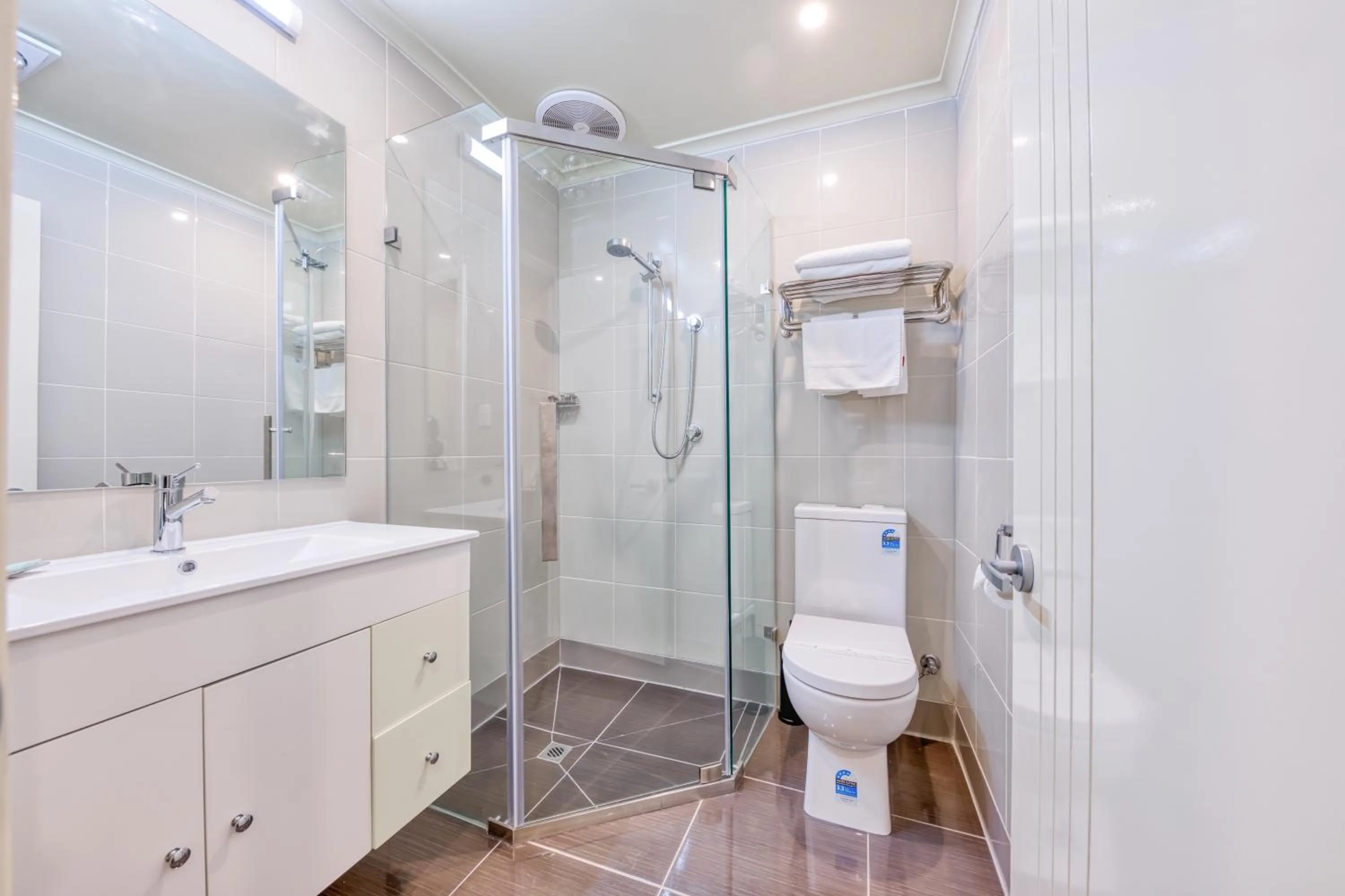 Shower in Best Western Melbourne Airport