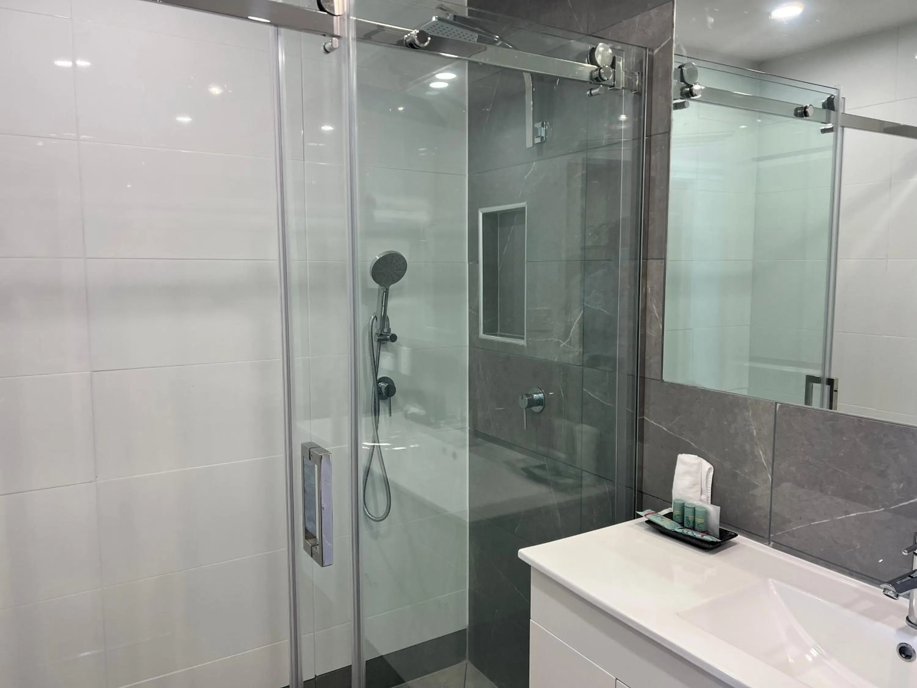 Shower in Best Western Melbourne Airport
