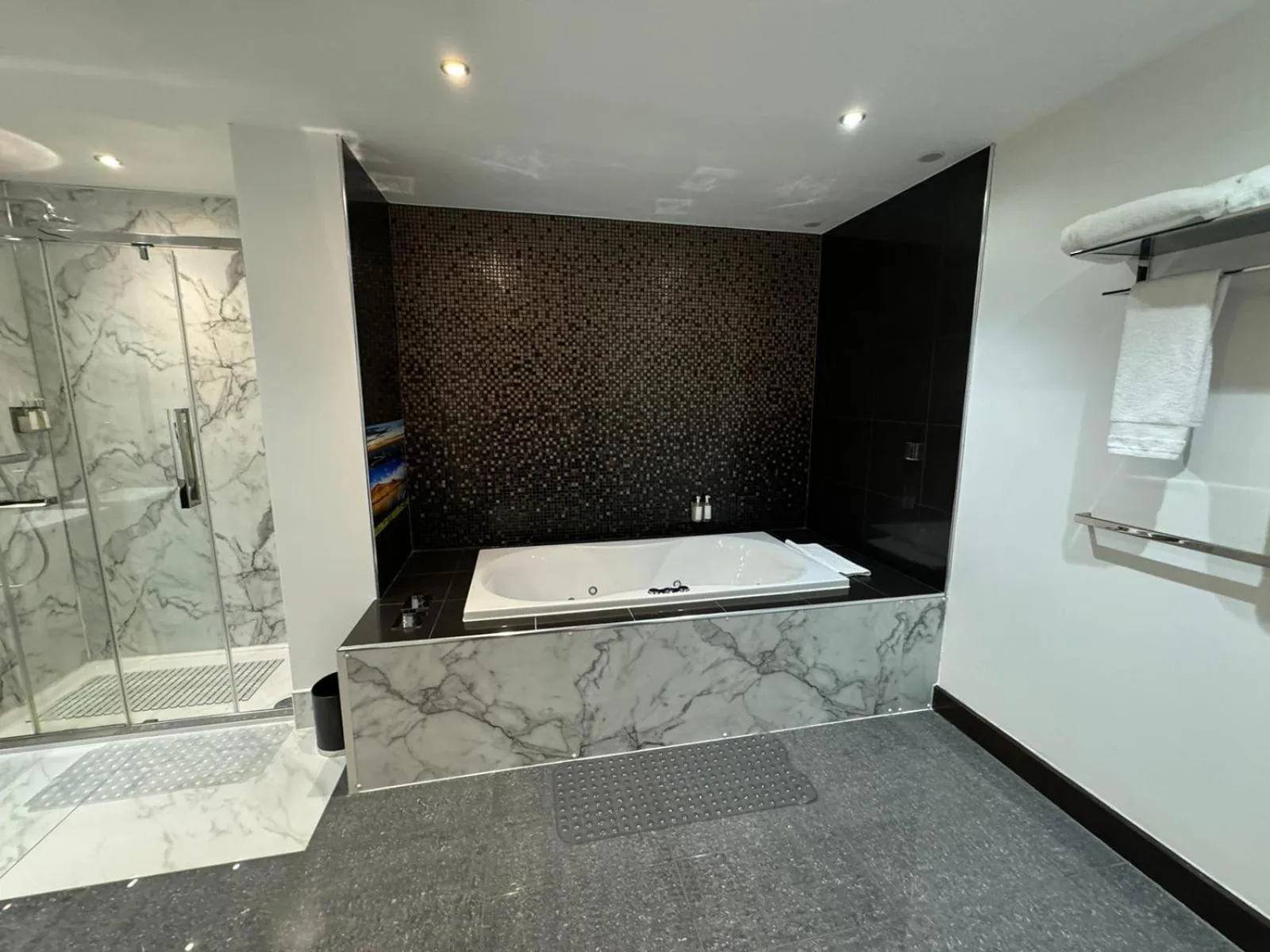 Shower in Rafayel Hotel & Spa