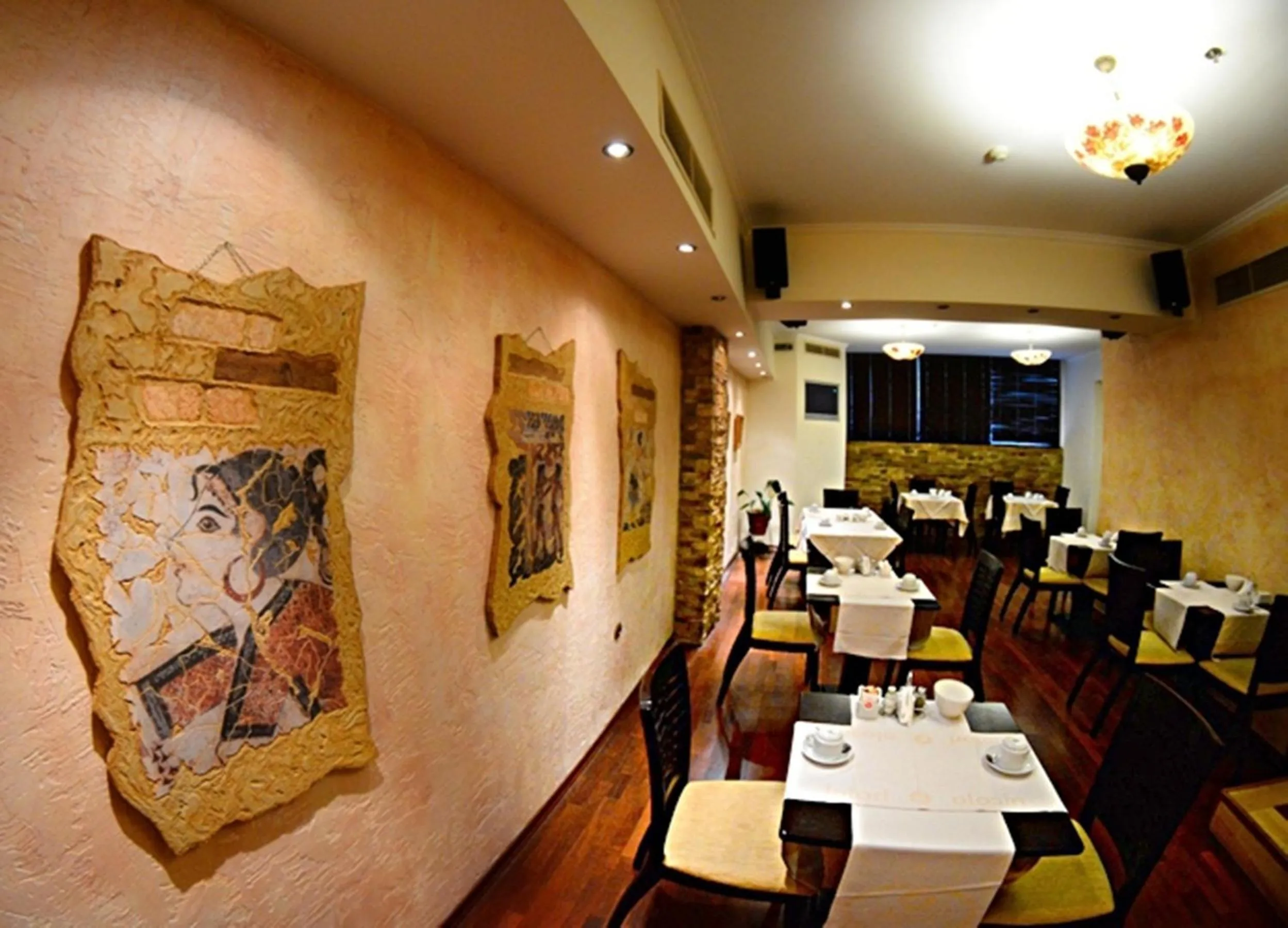 Restaurant/places to eat in Nicola Hotel