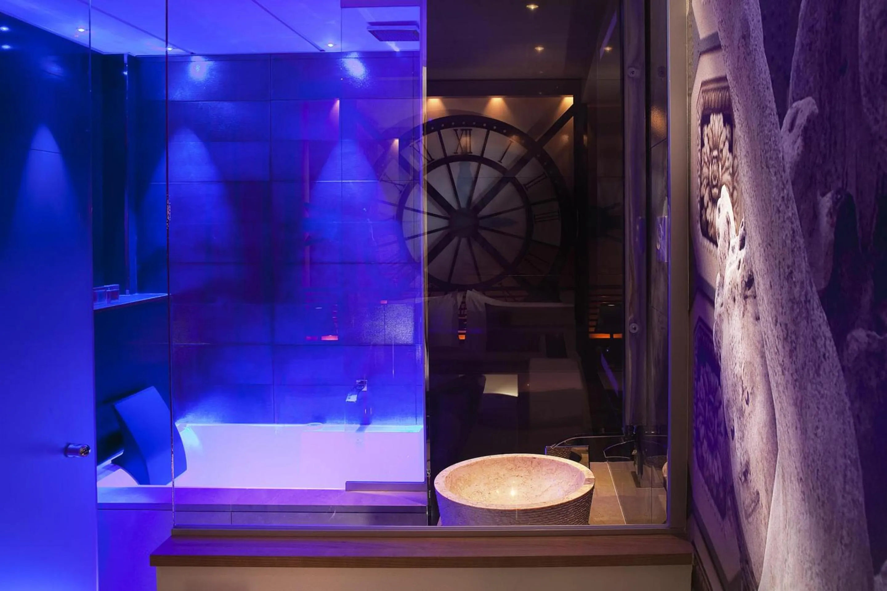 Hot Tub in Secret de Paris - Hotel & Spa