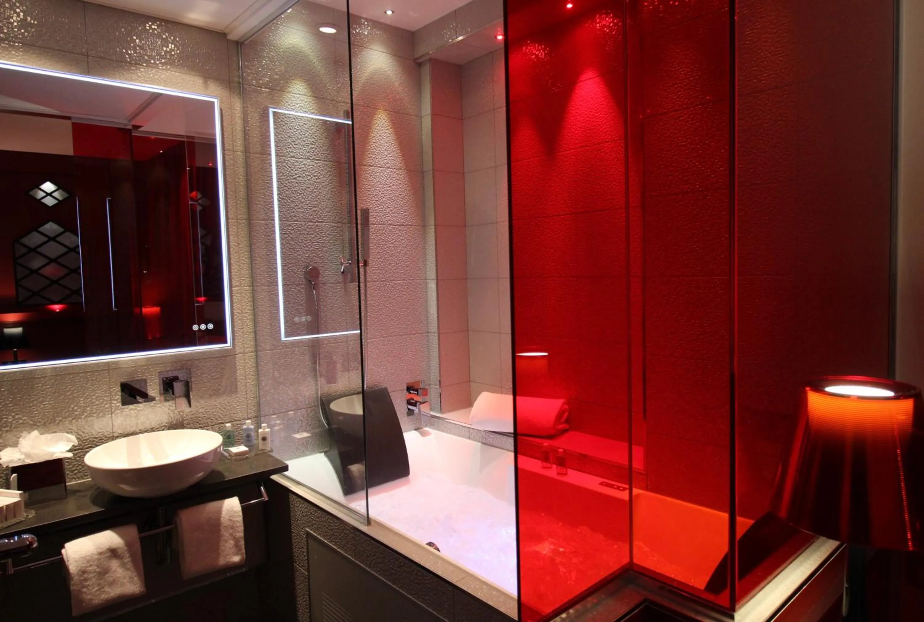 Hot Tub in Secret de Paris - Hotel & Spa