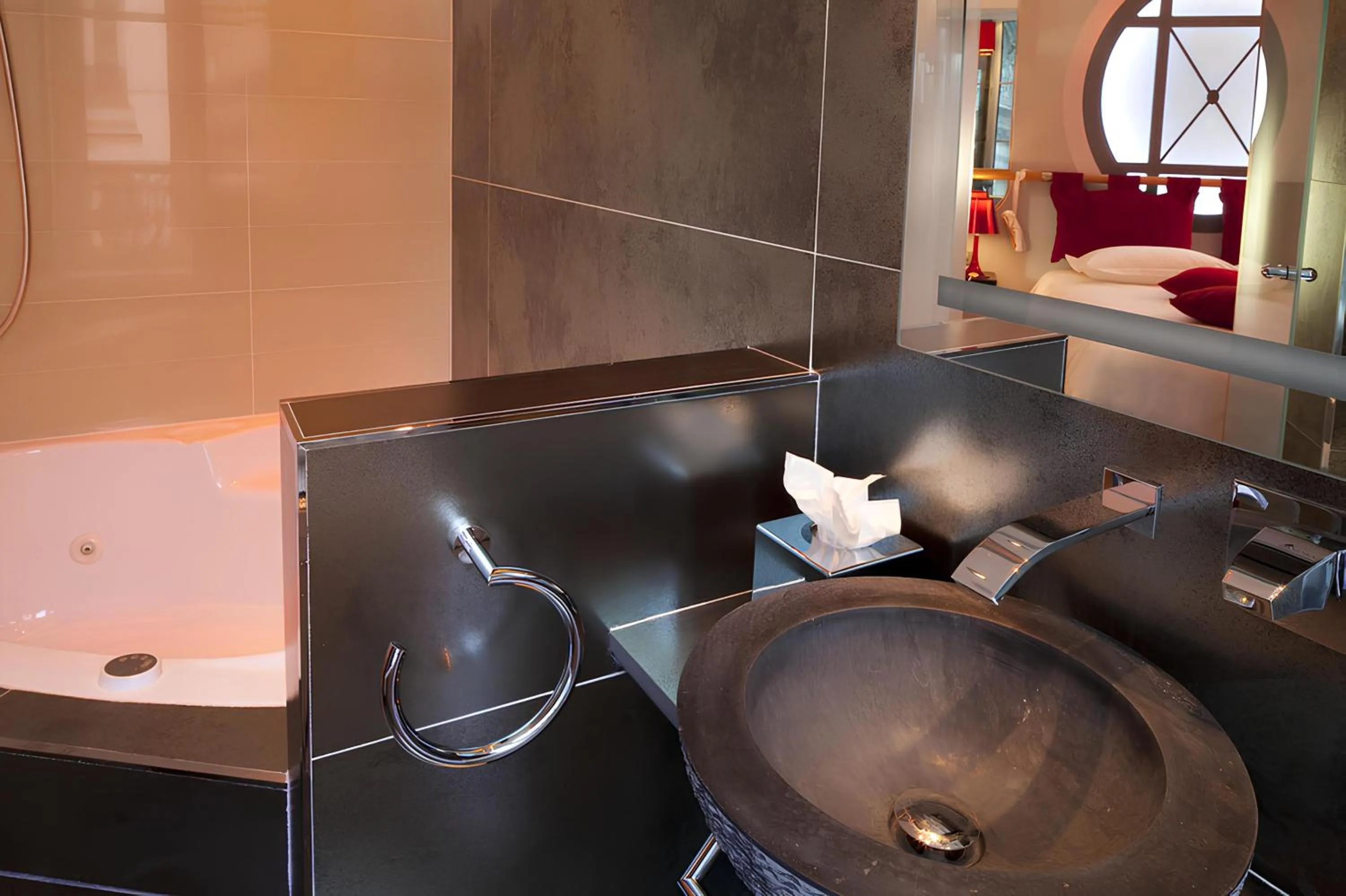 Bathroom in Secret de Paris - Hotel & Spa