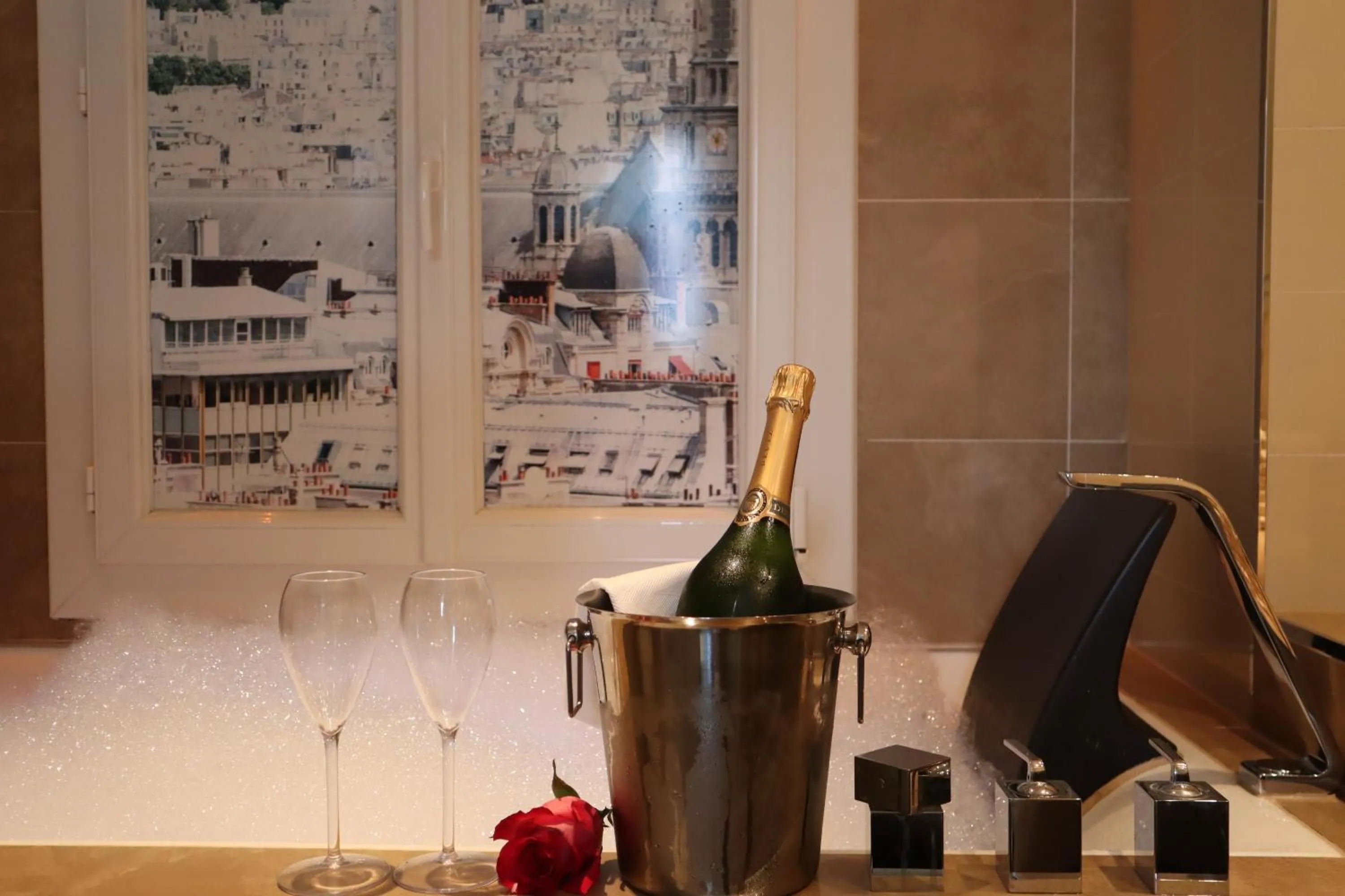 Hot Tub in Secret de Paris - Hotel & Spa