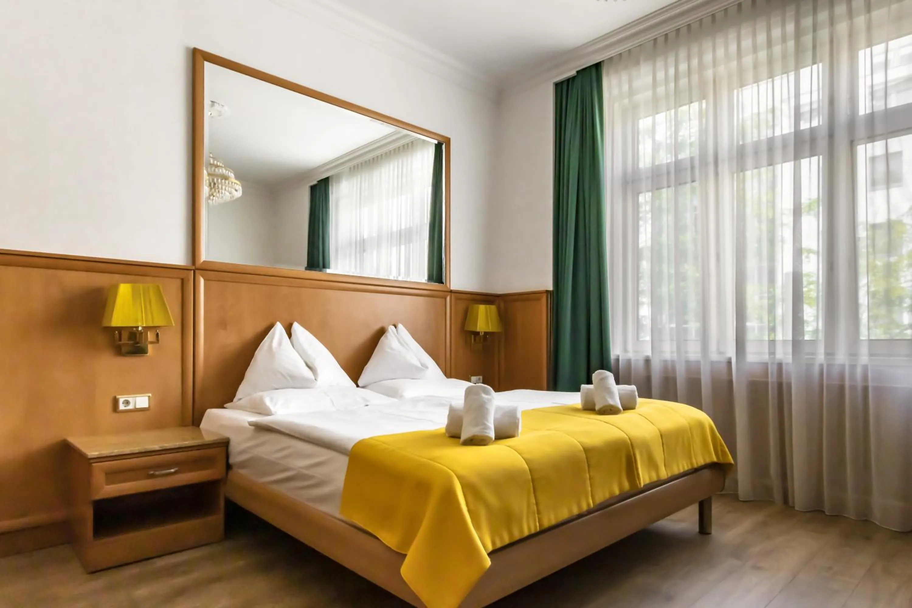 View (from property/room), Bed in Hotel Corvinus Vienna