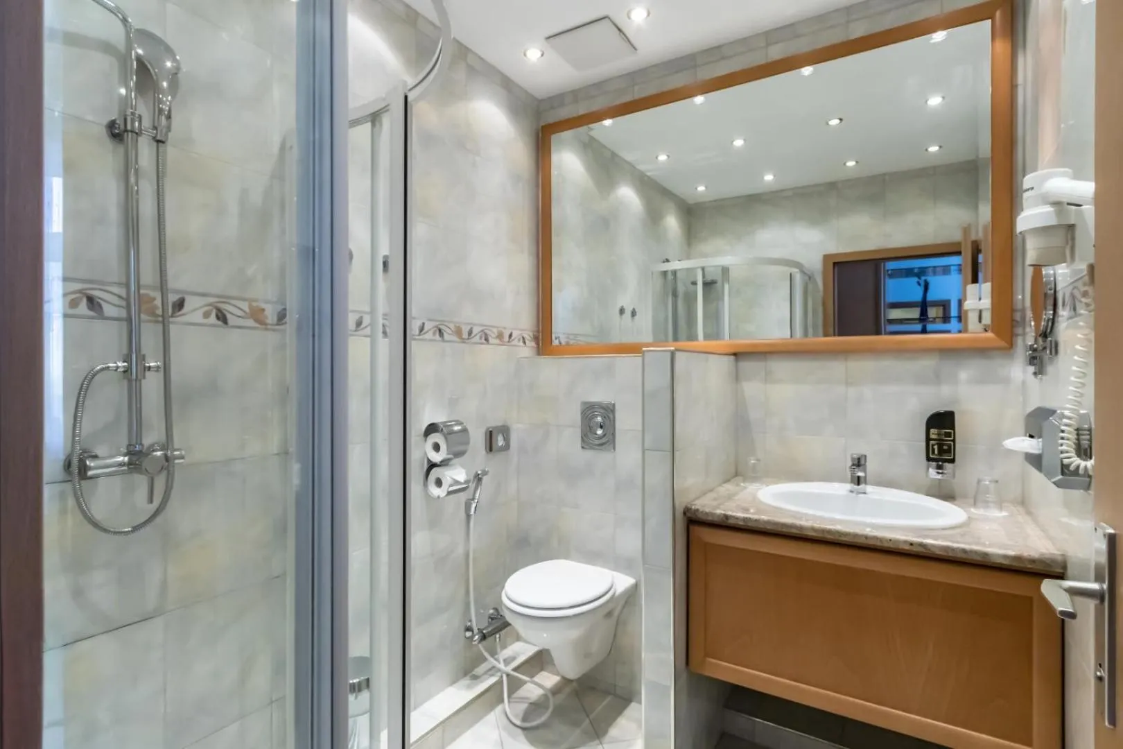 Shower in Hotel Corvinus Vienna