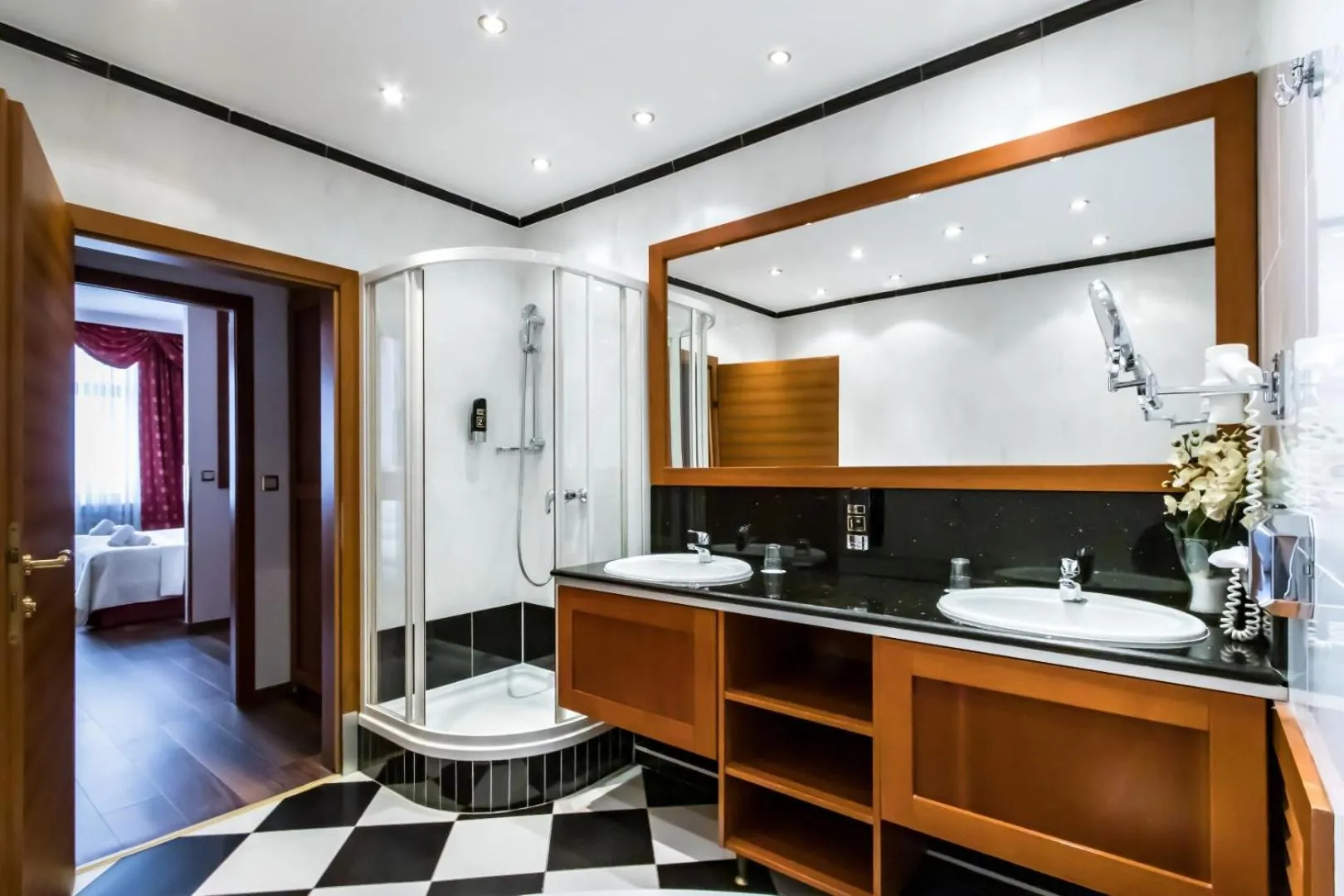 Shower in Hotel Corvinus Vienna