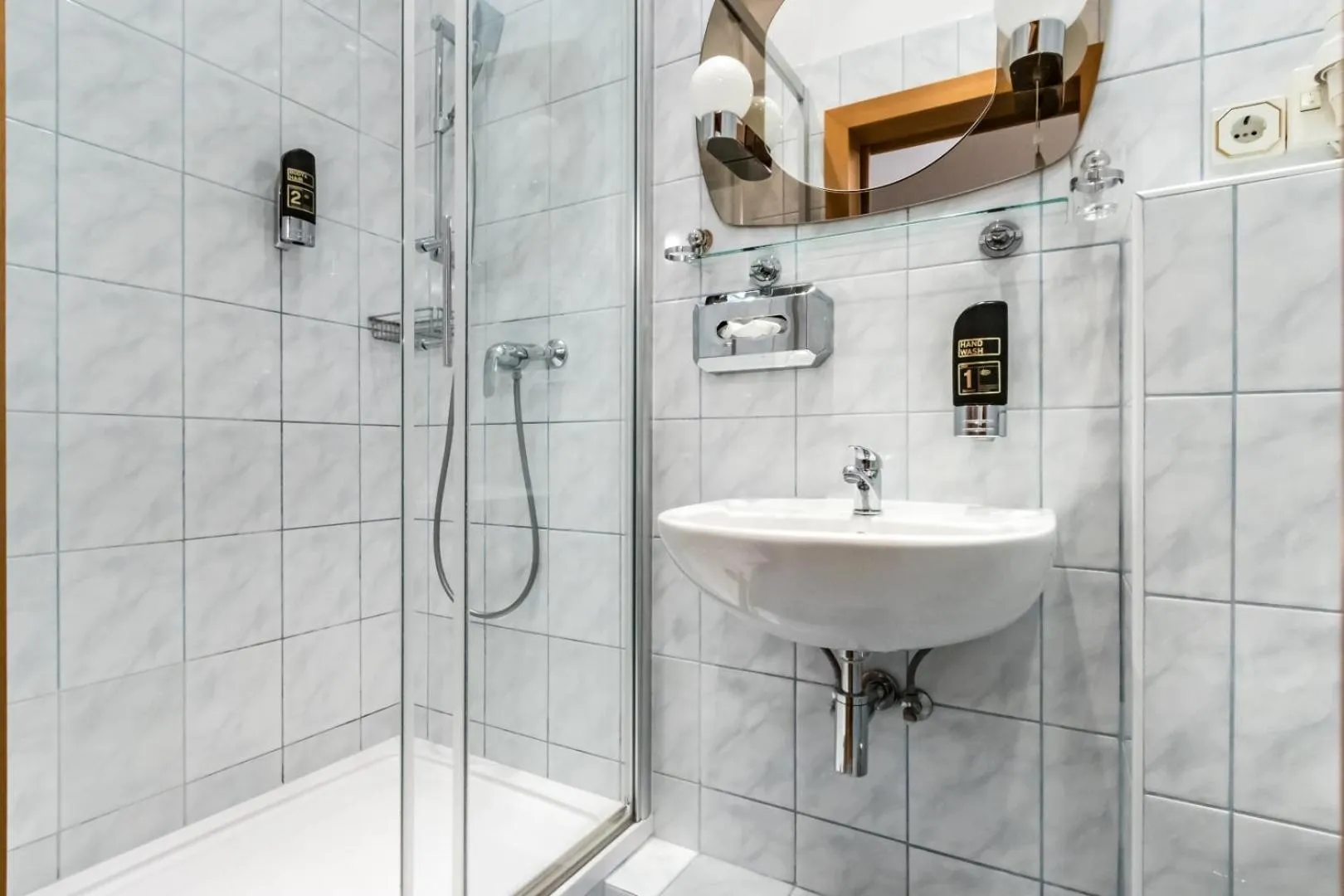 Shower in Hotel Corvinus Vienna
