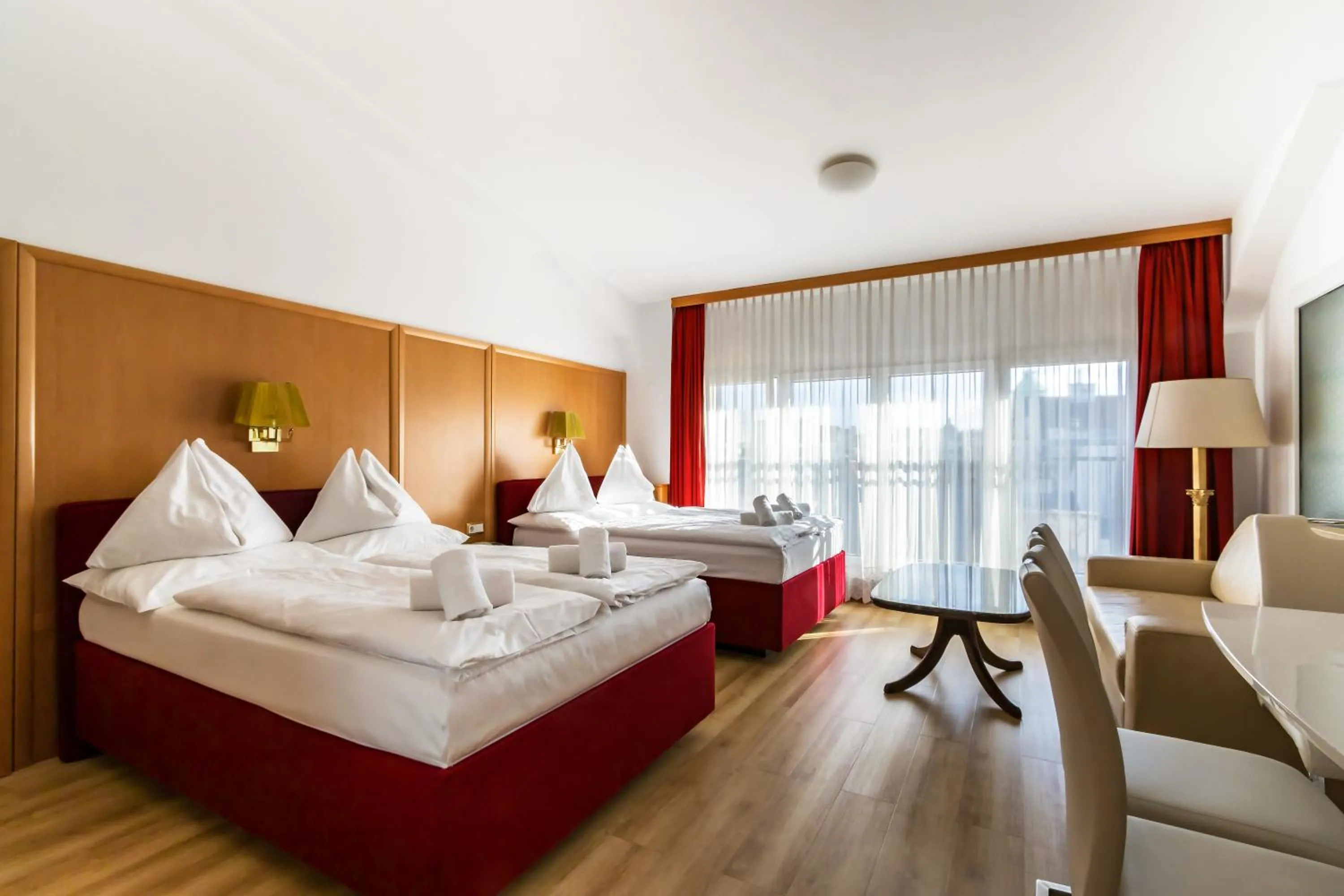 View (from property/room), Bed in Hotel Corvinus Vienna