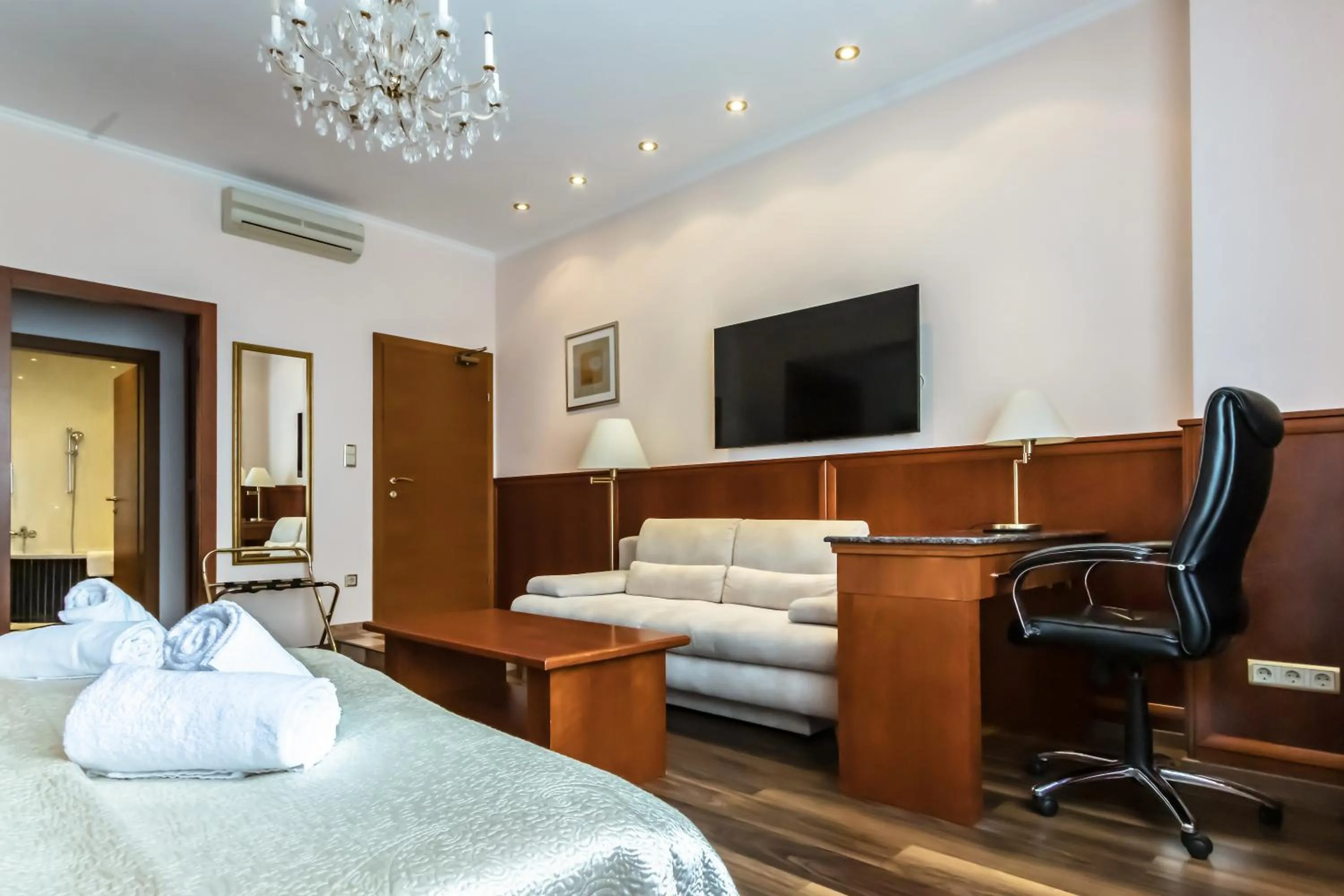 TV and multimedia, Bed in Hotel Corvinus Vienna