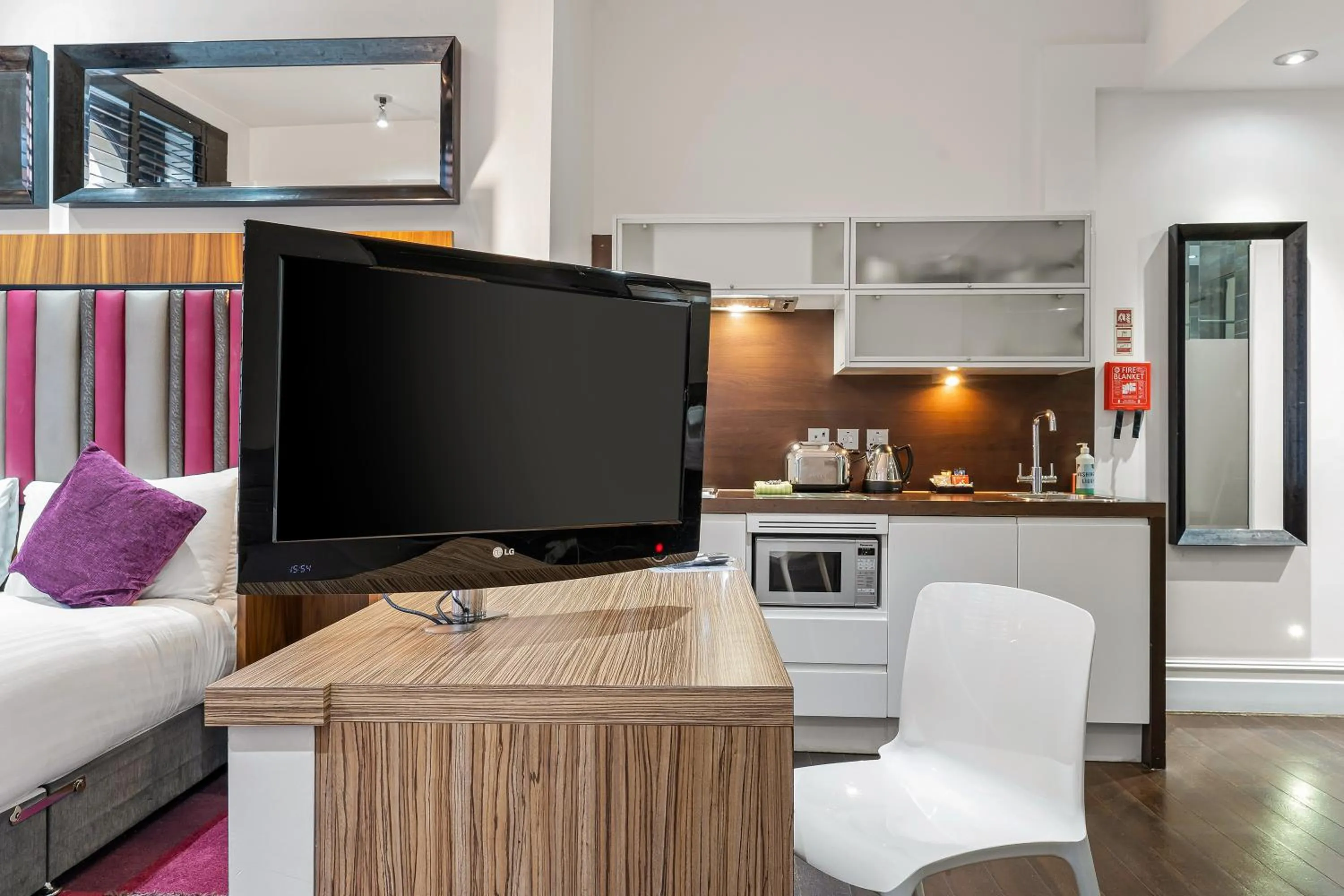 Kitchen or kitchenette in Roomzzz Manchester City