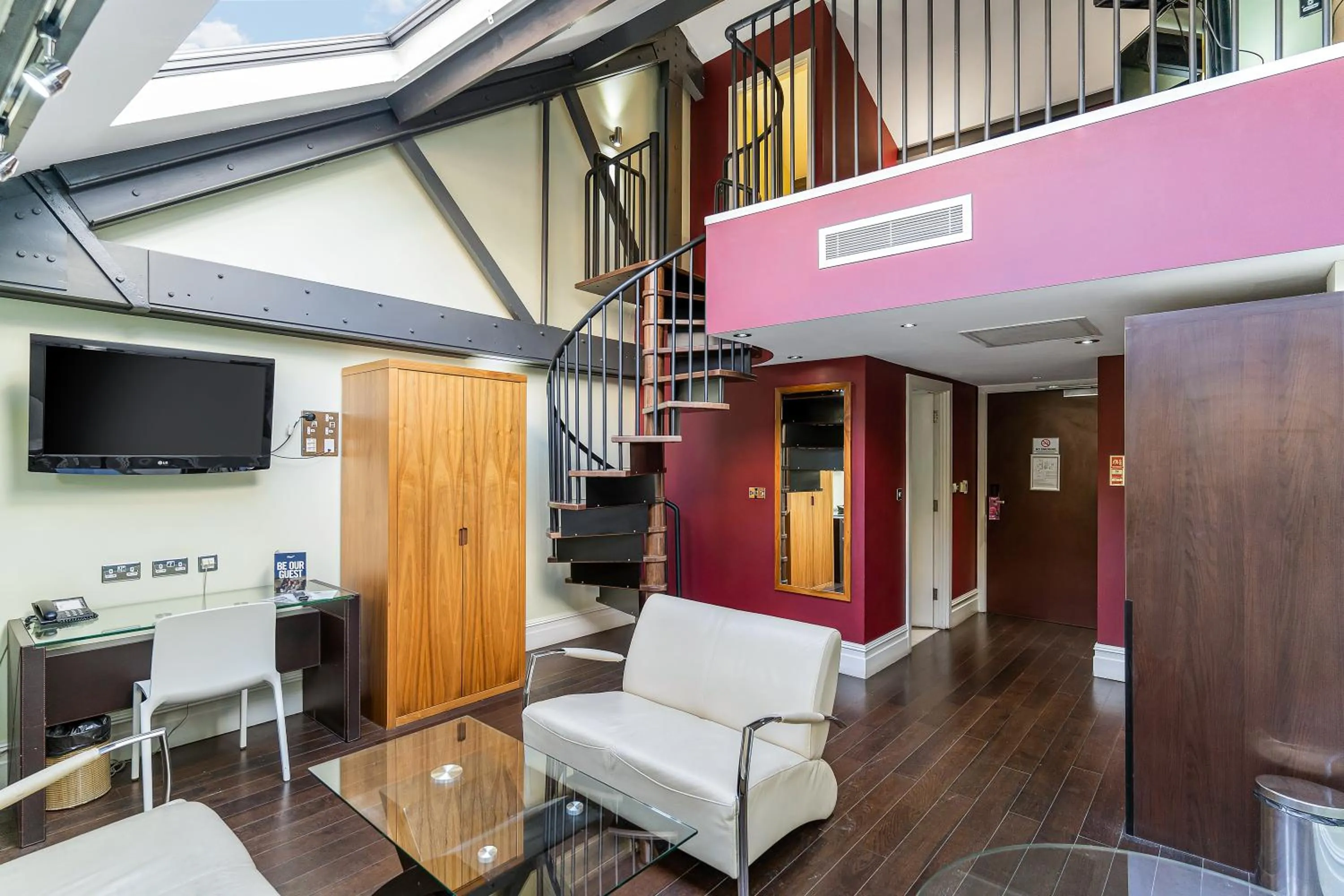 Living room in Roomzzz Manchester City