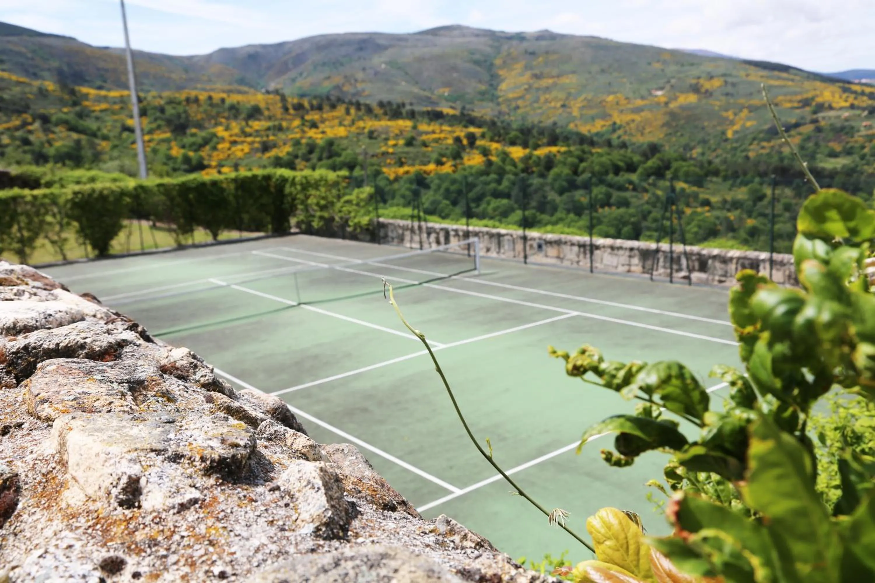 Tennis court in INATEL Linhares da Beira Hotel Rural