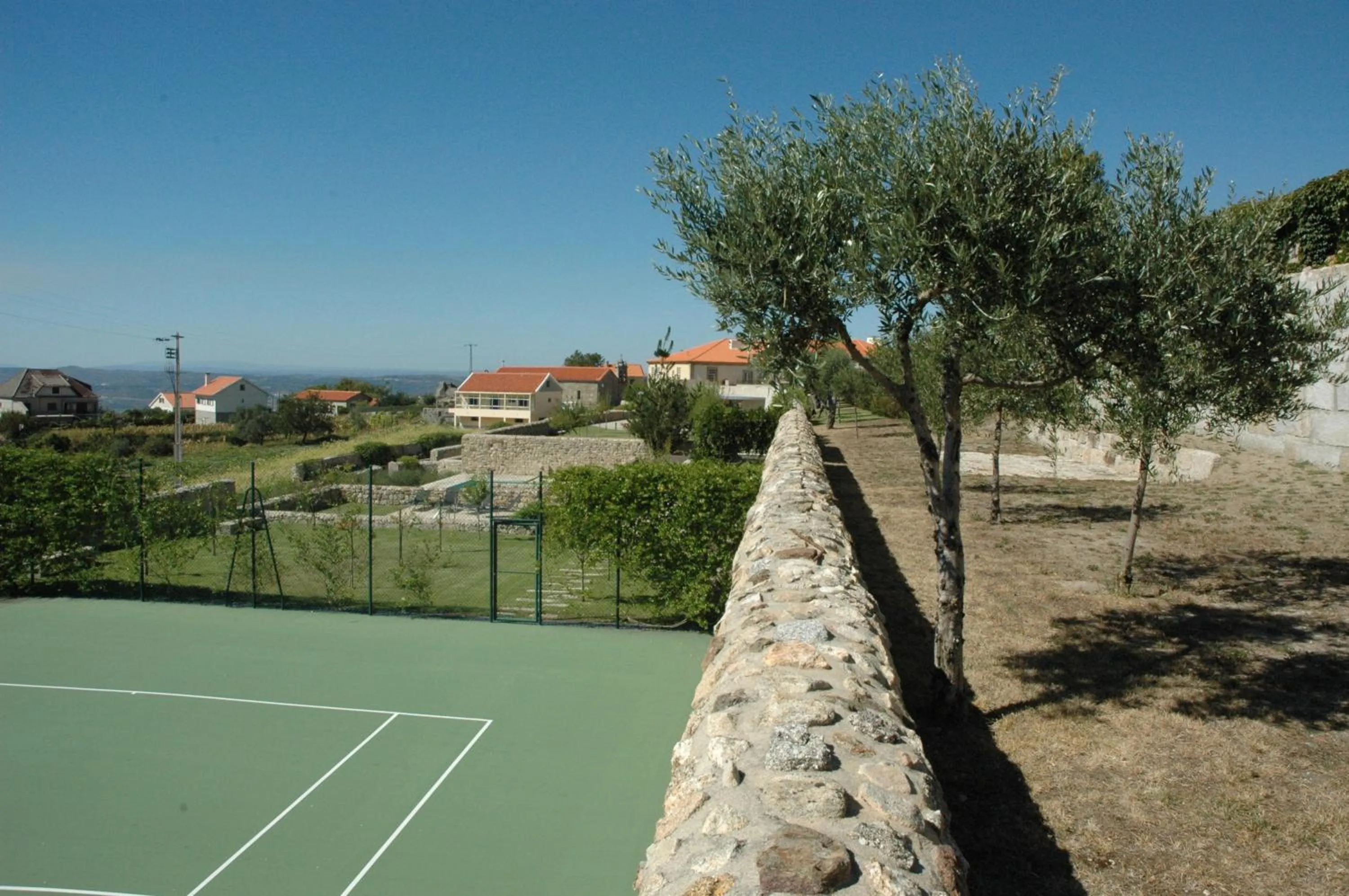 Tennis court in INATEL Linhares da Beira Hotel Rural