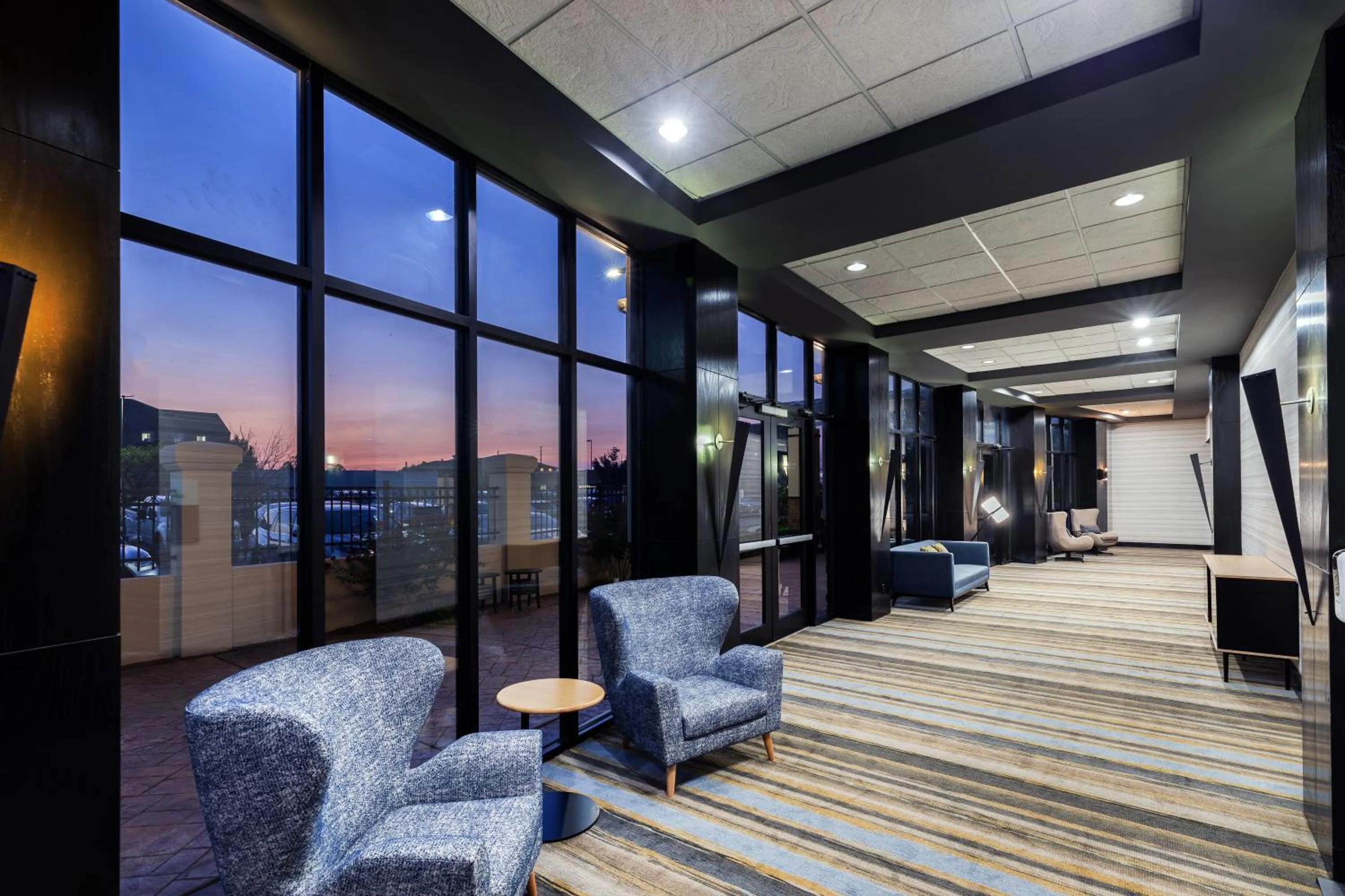 Seating area in Holiday Inn Hotel & Suites Tulsa South by IHG