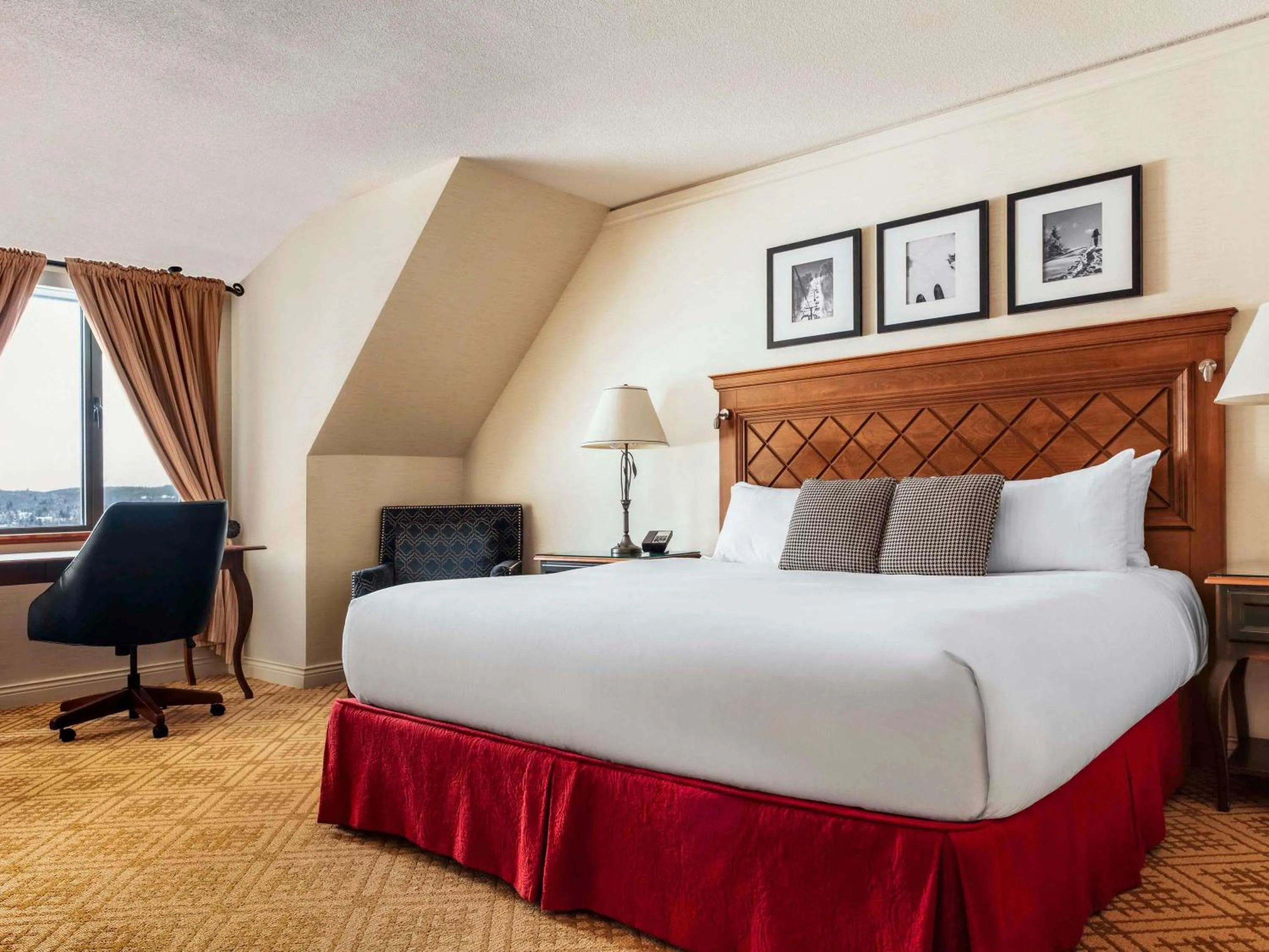 Bedroom, Bed in Fairmont Tremblant