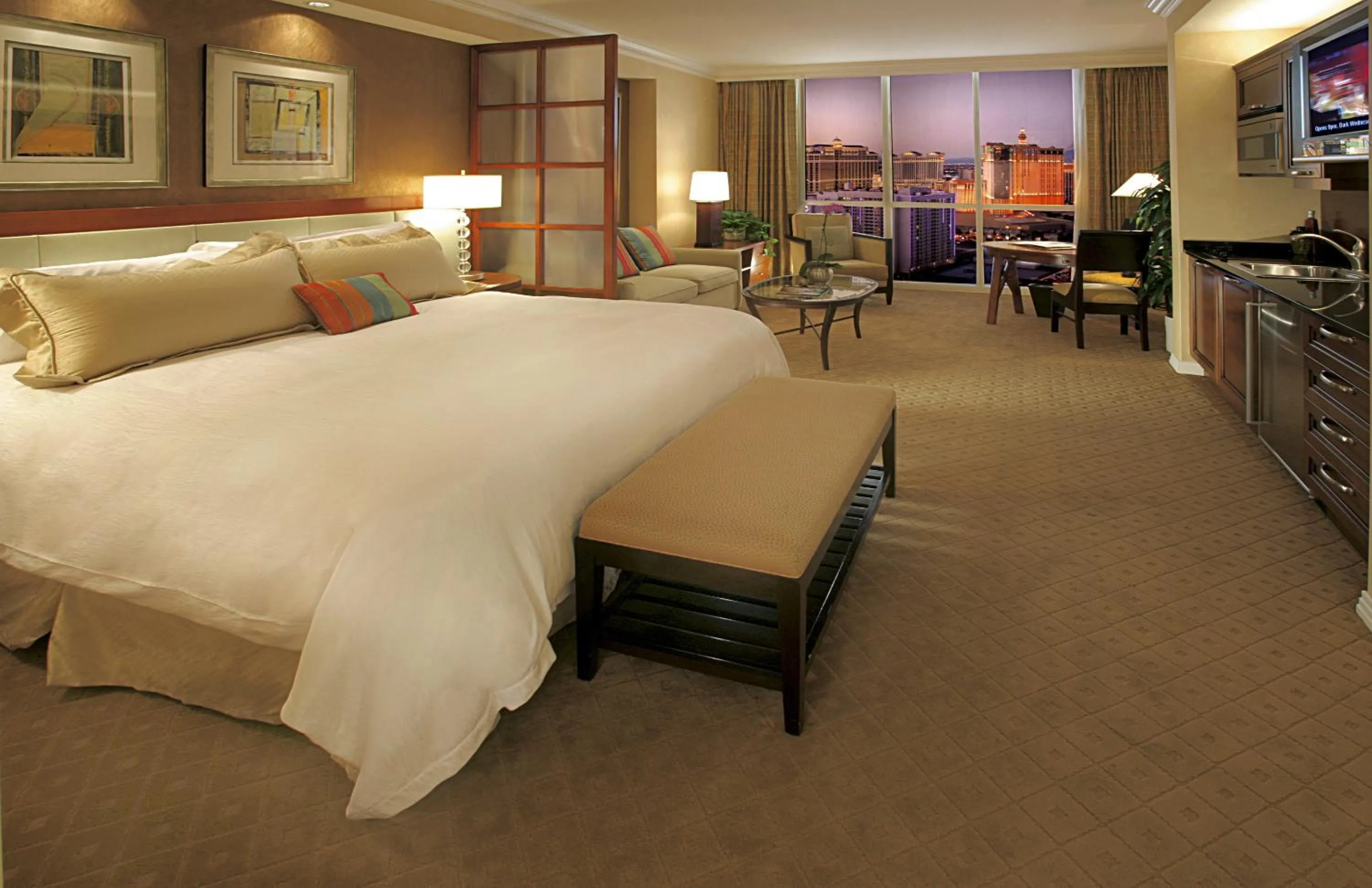 Photo of the whole room, Bed in The Signature at MGM Grand - All Suites