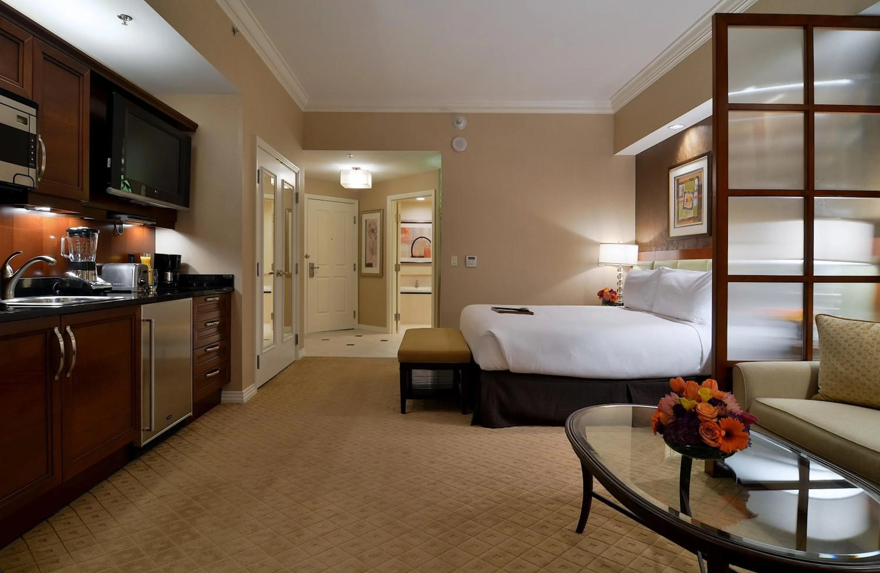 Photo of the whole room, Bed in The Signature at MGM Grand - All Suites