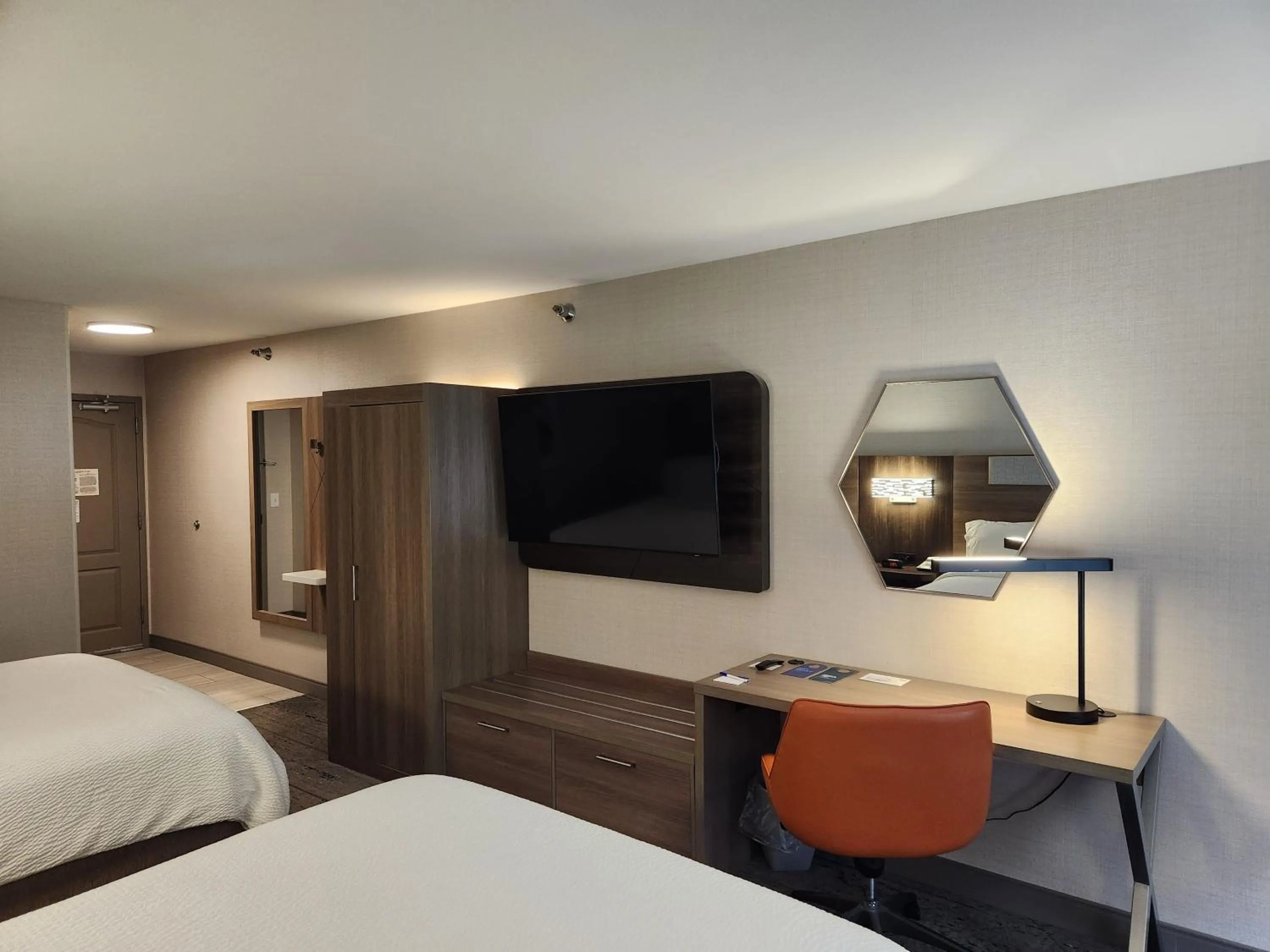 Photo of the whole room, Bed in Holiday Inn Express Hotel & Suites Crawfordsville by IHG