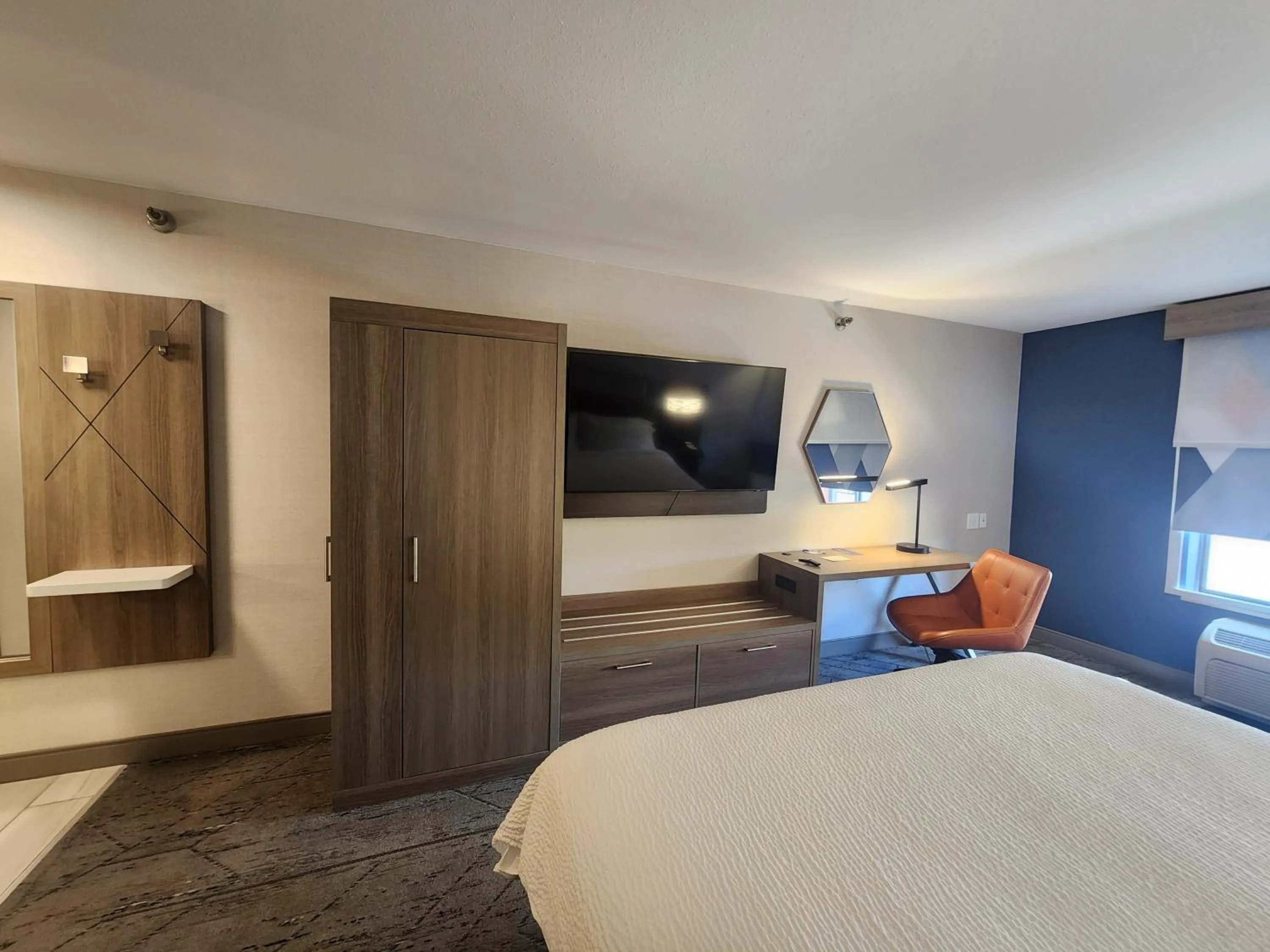 Bed in Holiday Inn Express Hotel & Suites Crawfordsville by IHG