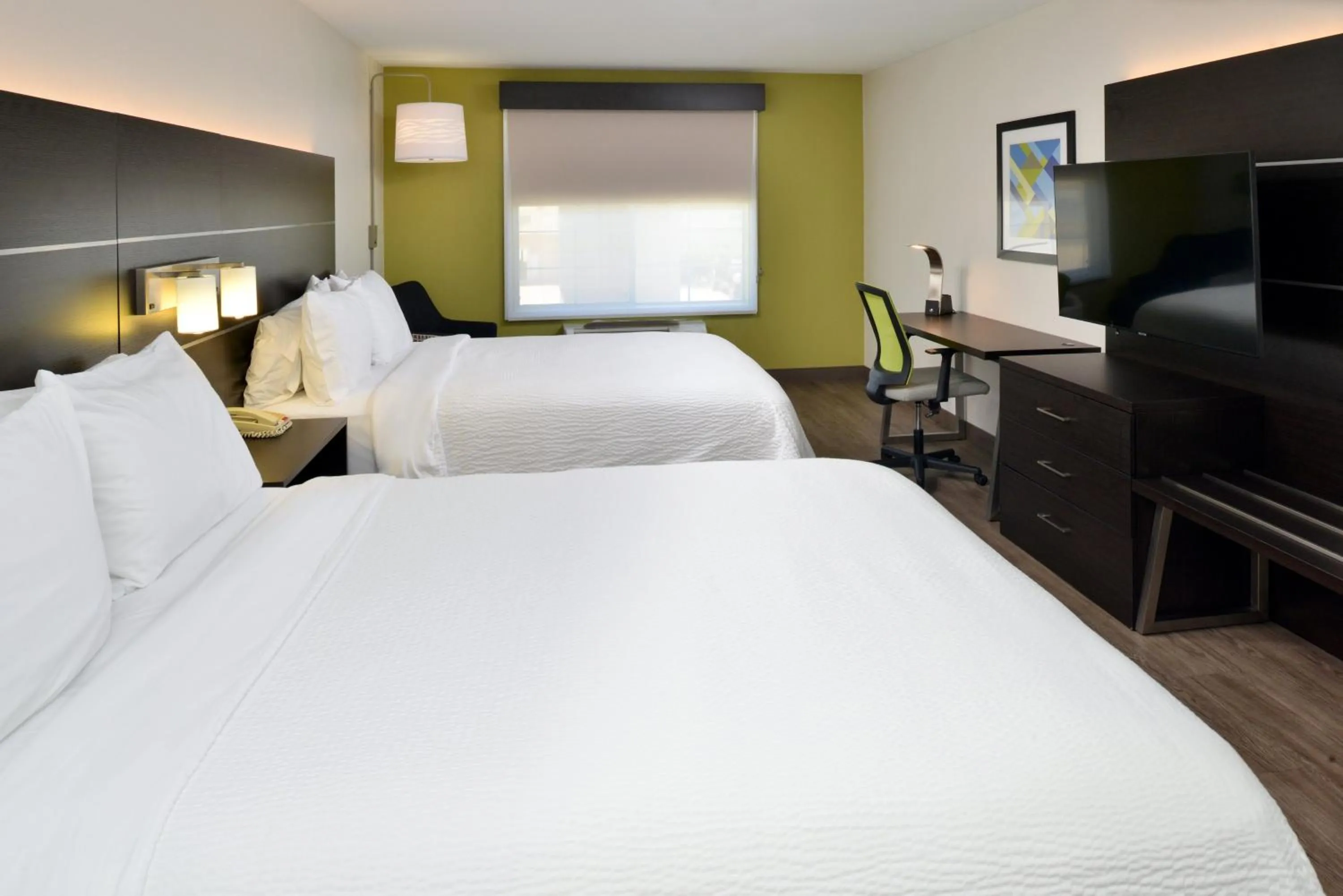 Photo of the whole room, Bed in Holiday Inn Express Hotel & Suites Carthage by IHG