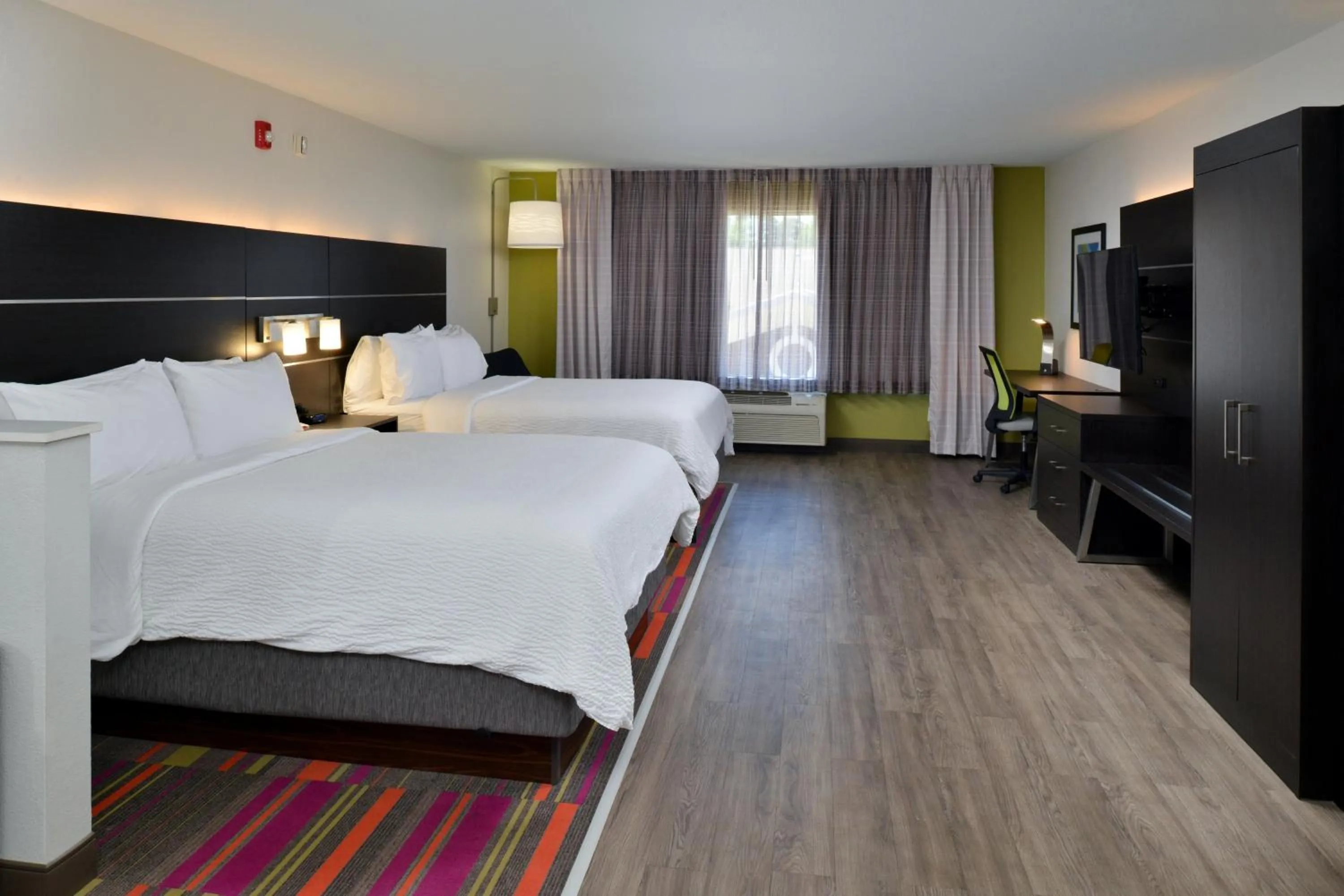 Photo of the whole room, Bed in Holiday Inn Express Hotel & Suites Carthage by IHG