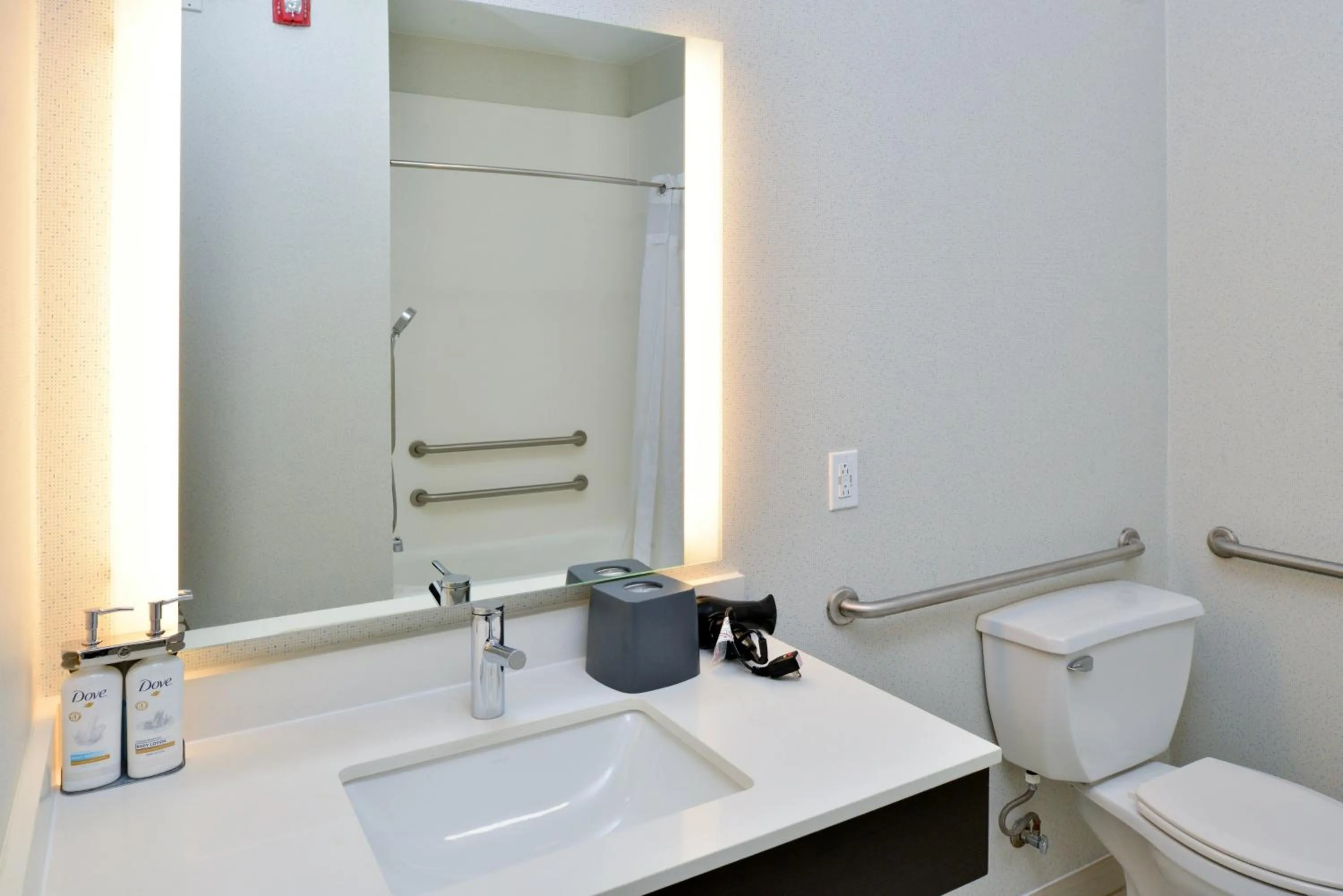 Bathroom in Holiday Inn Express Hotel & Suites Carthage by IHG