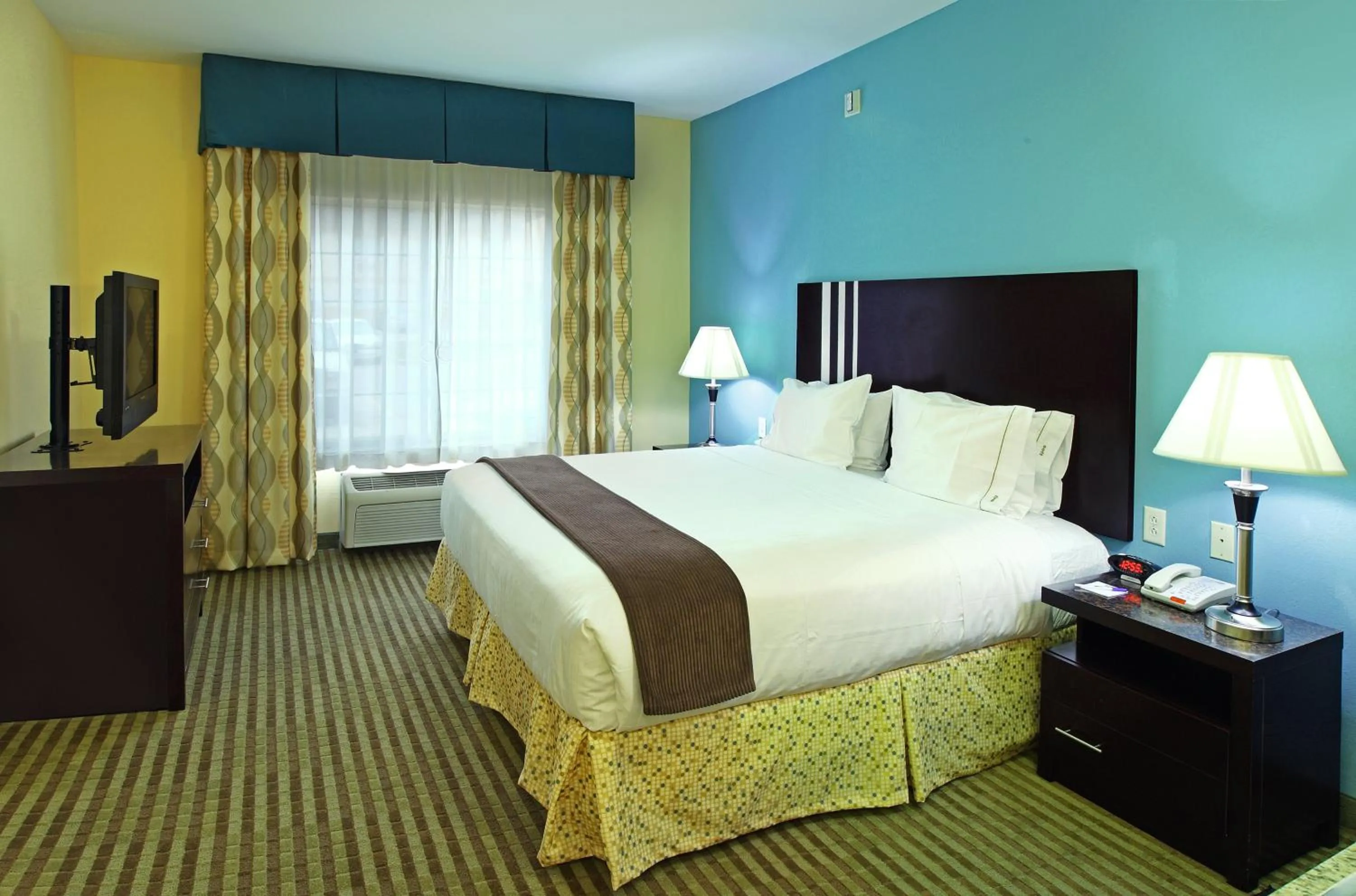 Photo of the whole room, Bed in Holiday Inn Express Hotel & Suites Carthage by IHG