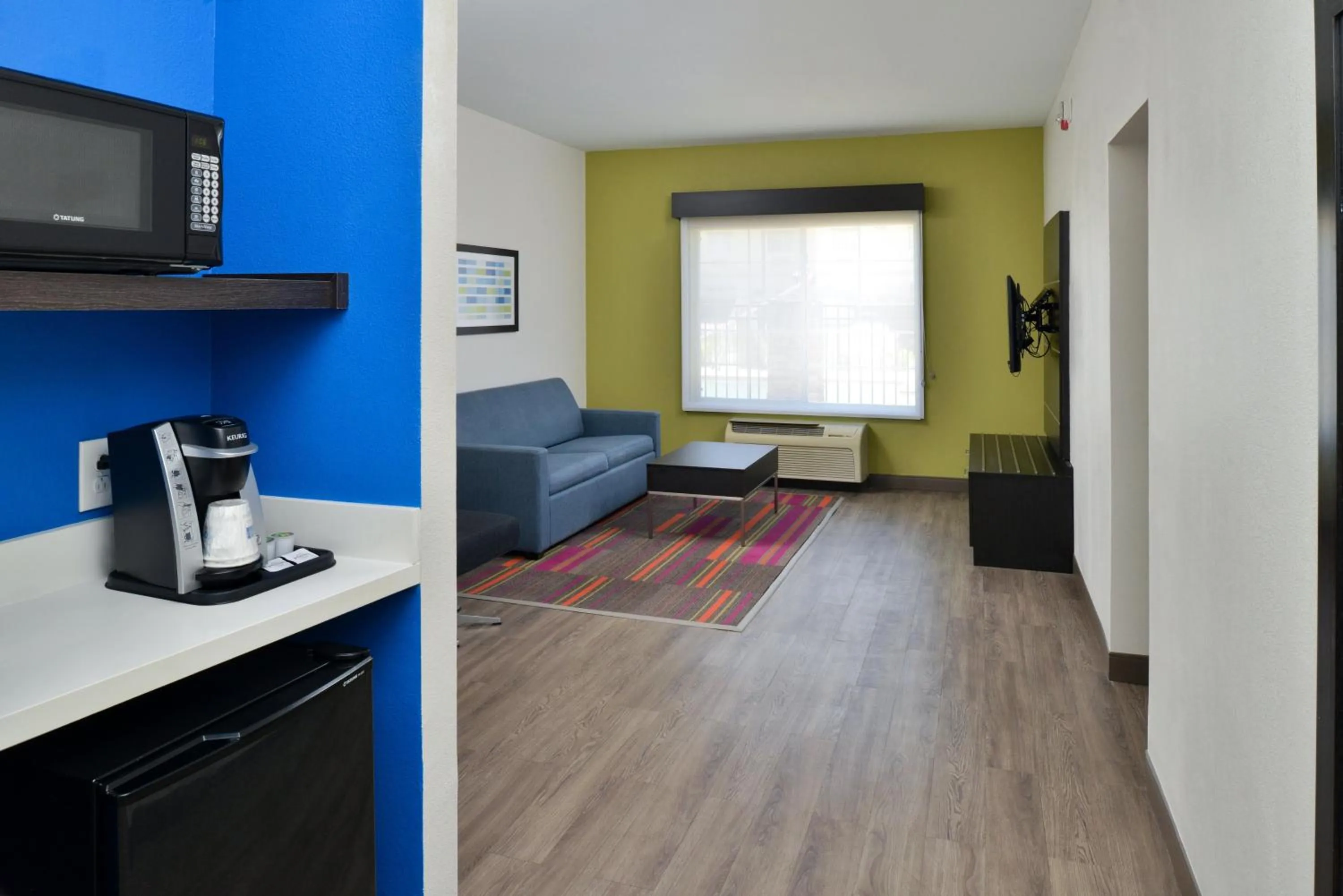 Photo of the whole room, Bed in Holiday Inn Express Hotel & Suites Carthage by IHG