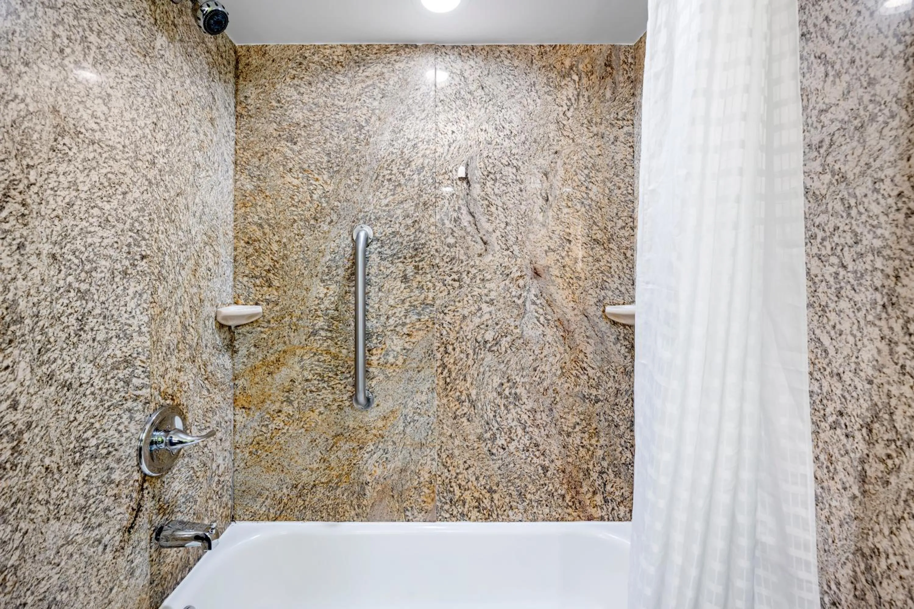 Shower in Quality Inn Clarksville - Exit 11