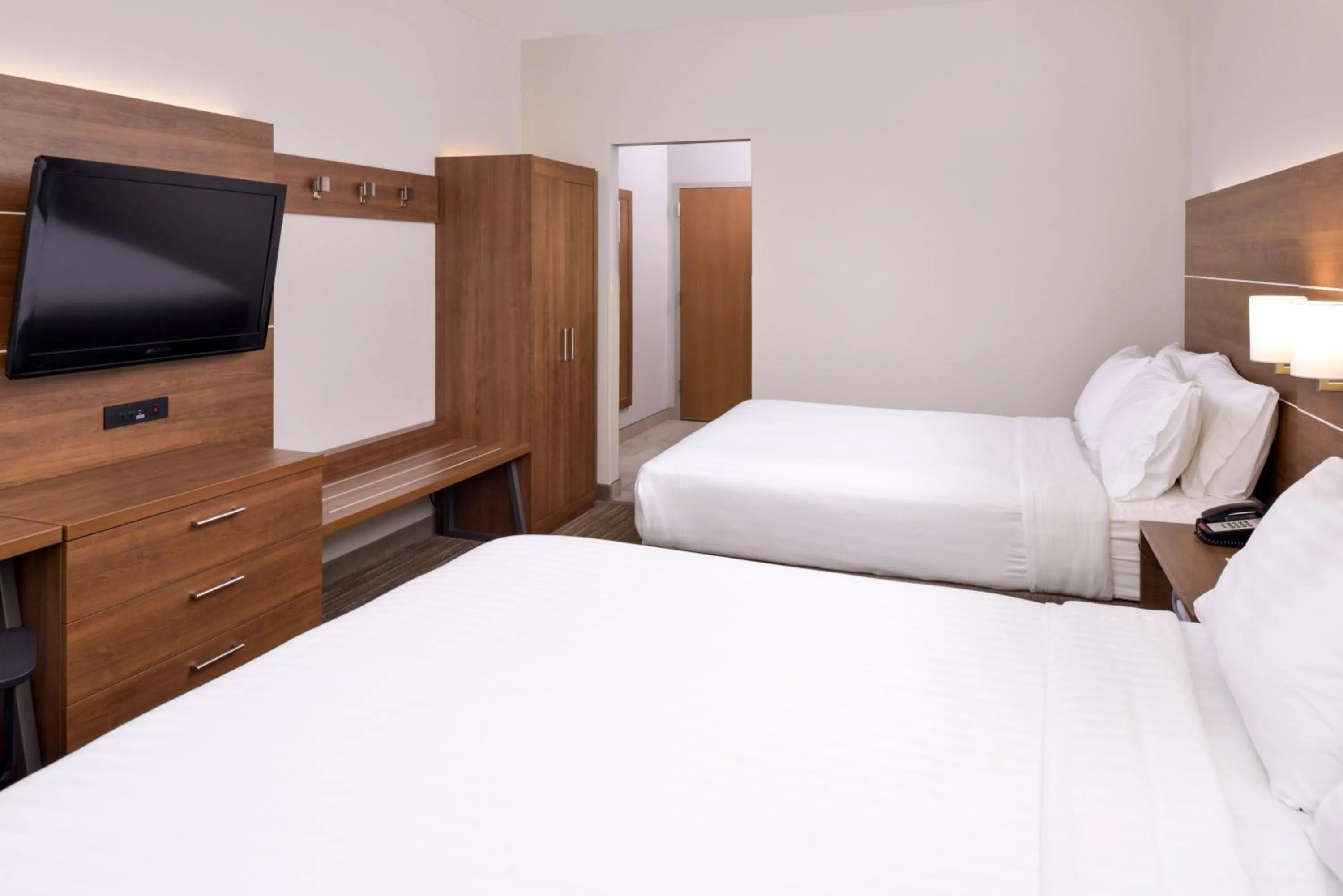 Photo of the whole room, Bed in Holiday Inn Express & Suites Chattanooga - East Ridge by IHG