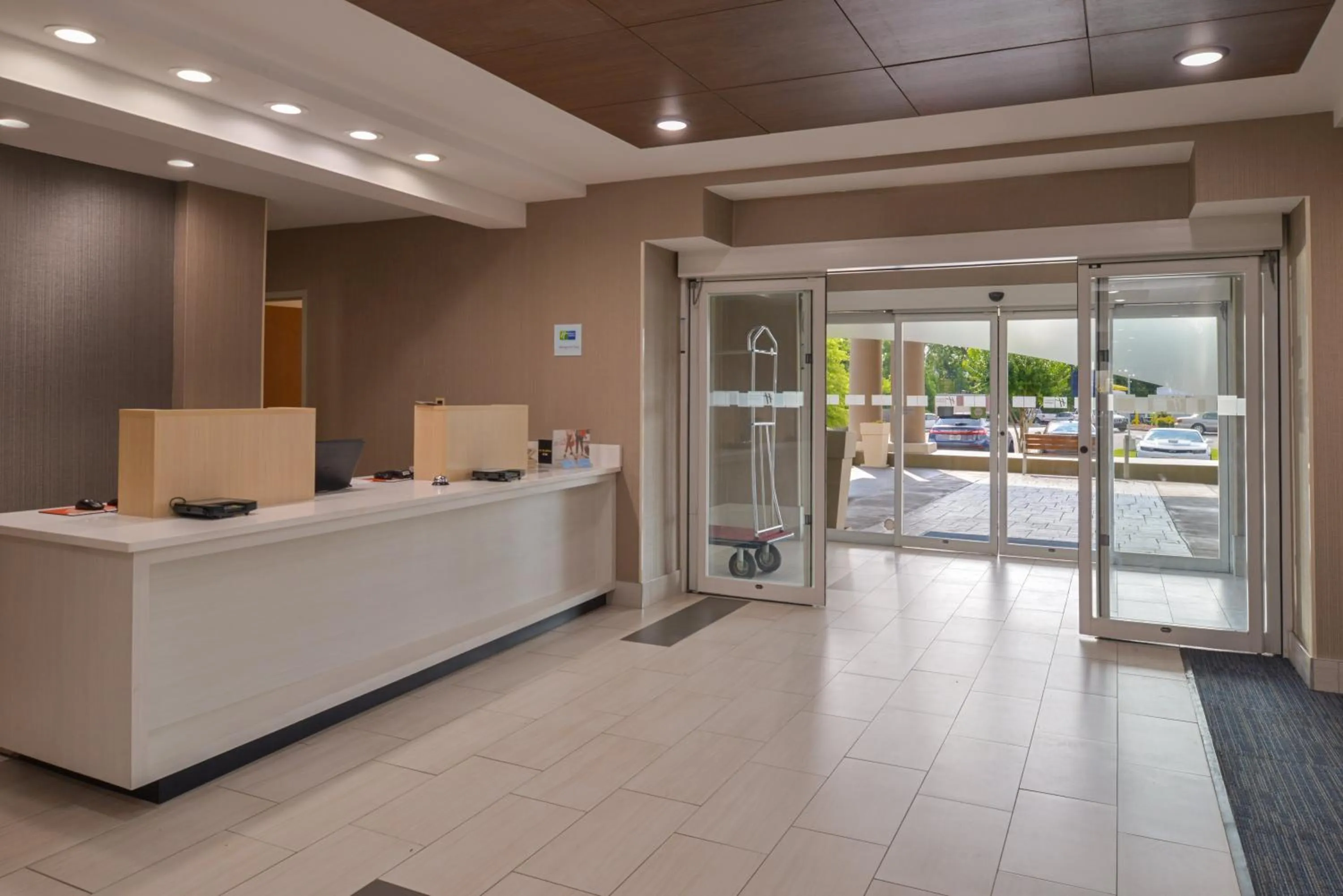 Property building in Holiday Inn Express & Suites Chattanooga - East Ridge by IHG