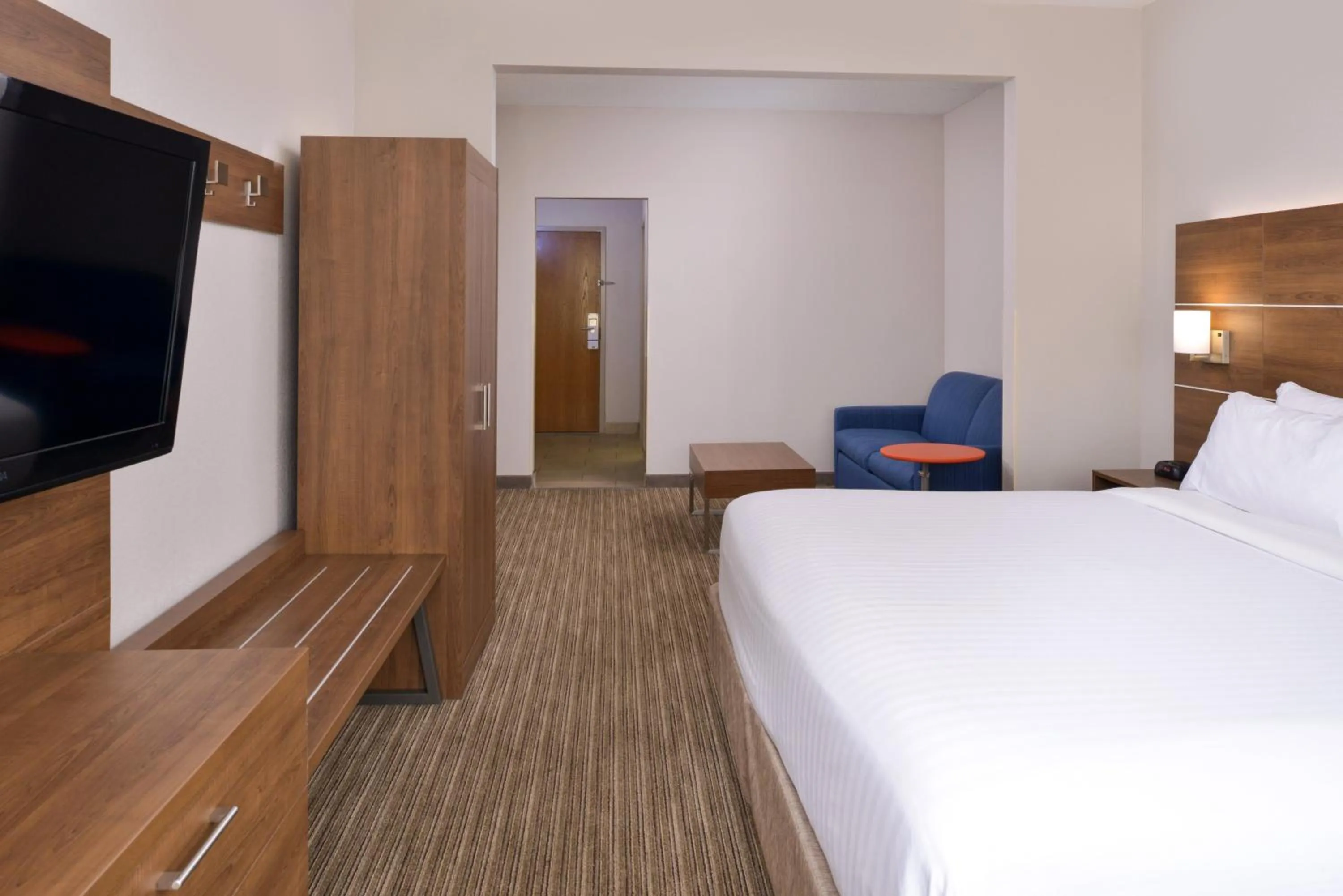 Photo of the whole room, Bed in Holiday Inn Express & Suites Chattanooga - East Ridge by IHG