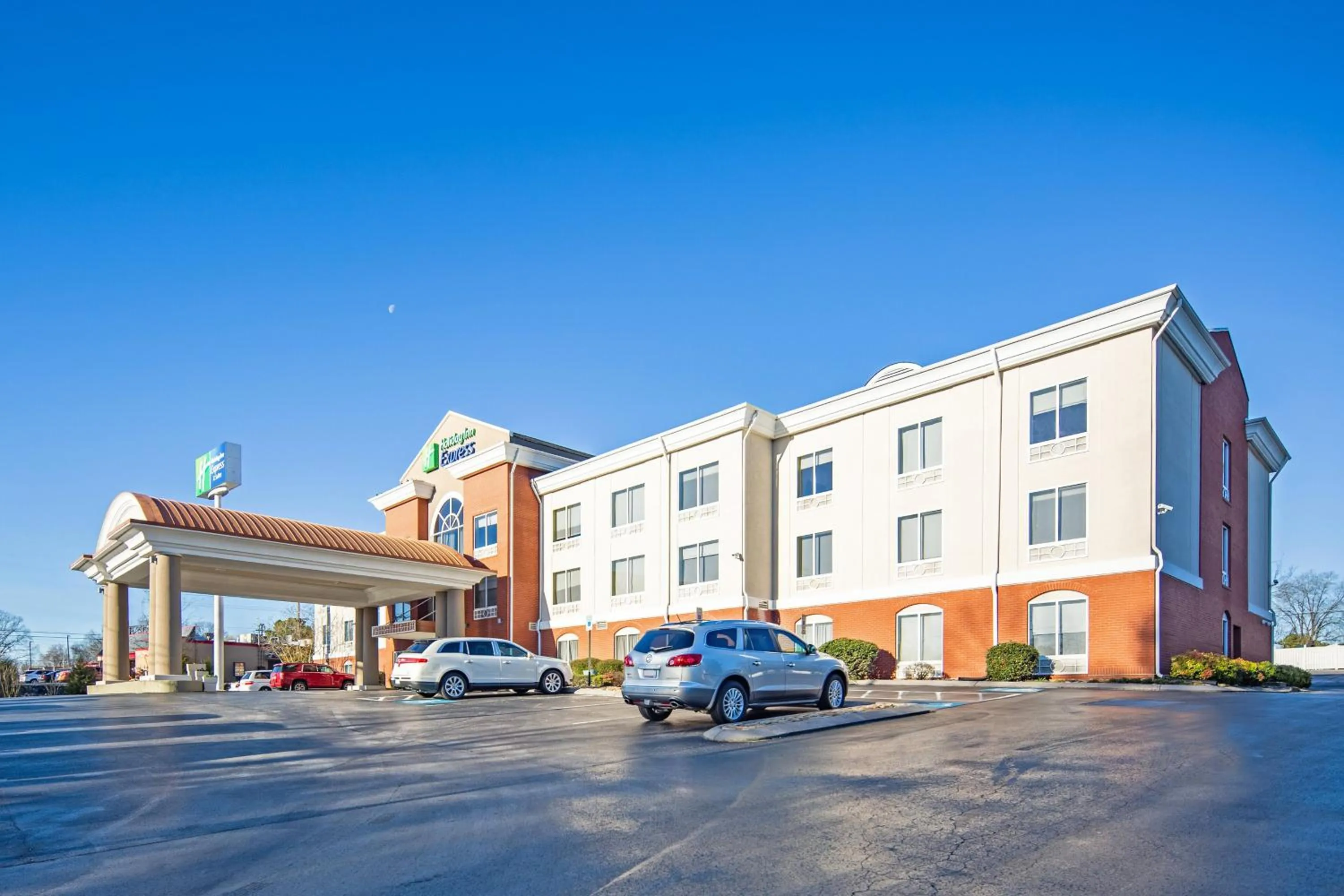 Property building in Holiday Inn Express & Suites Chattanooga - East Ridge by IHG