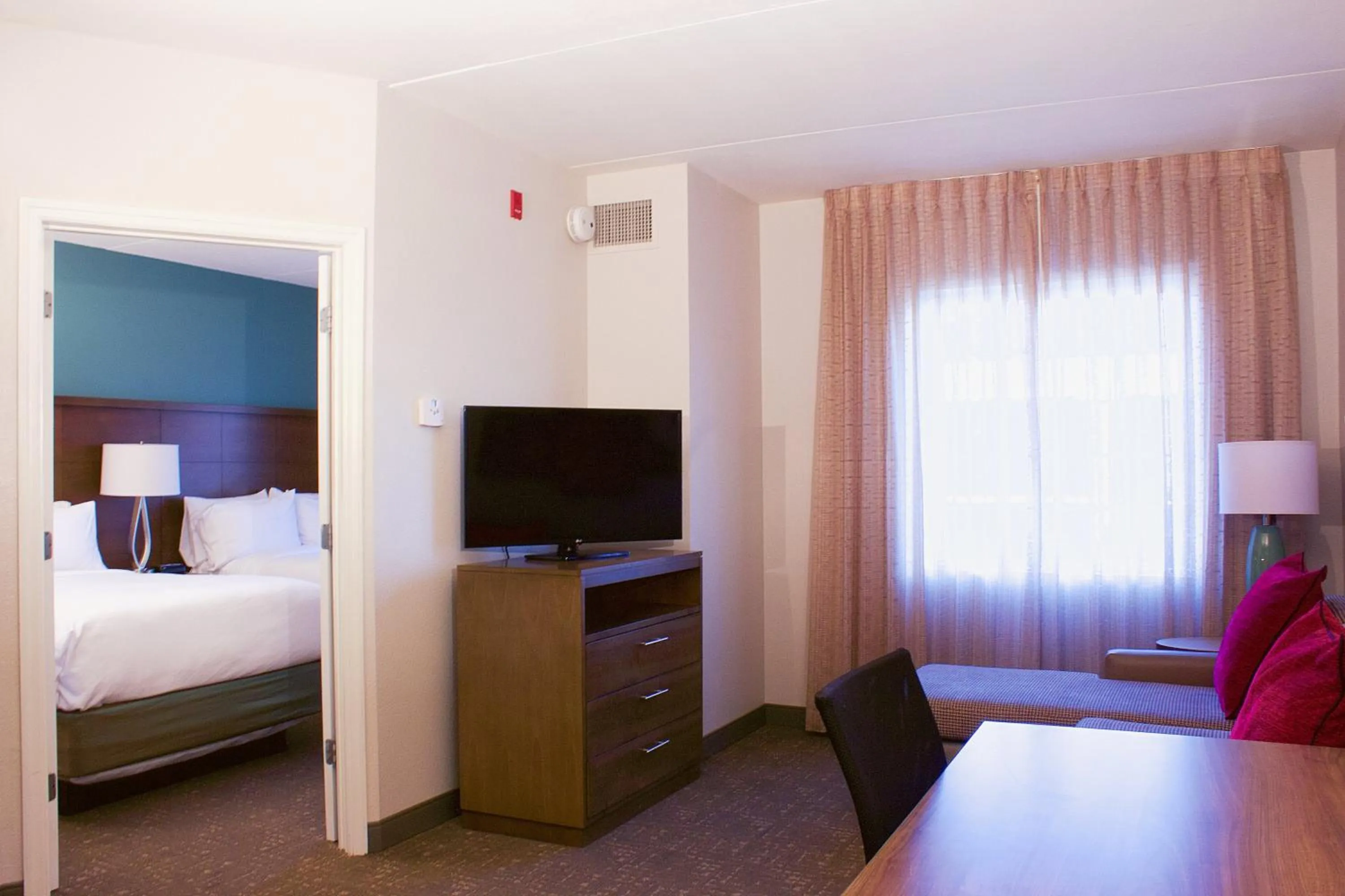 Photo of the whole room, Bed in Staybridge Suites Chattanooga-Hamilton Place by IHG