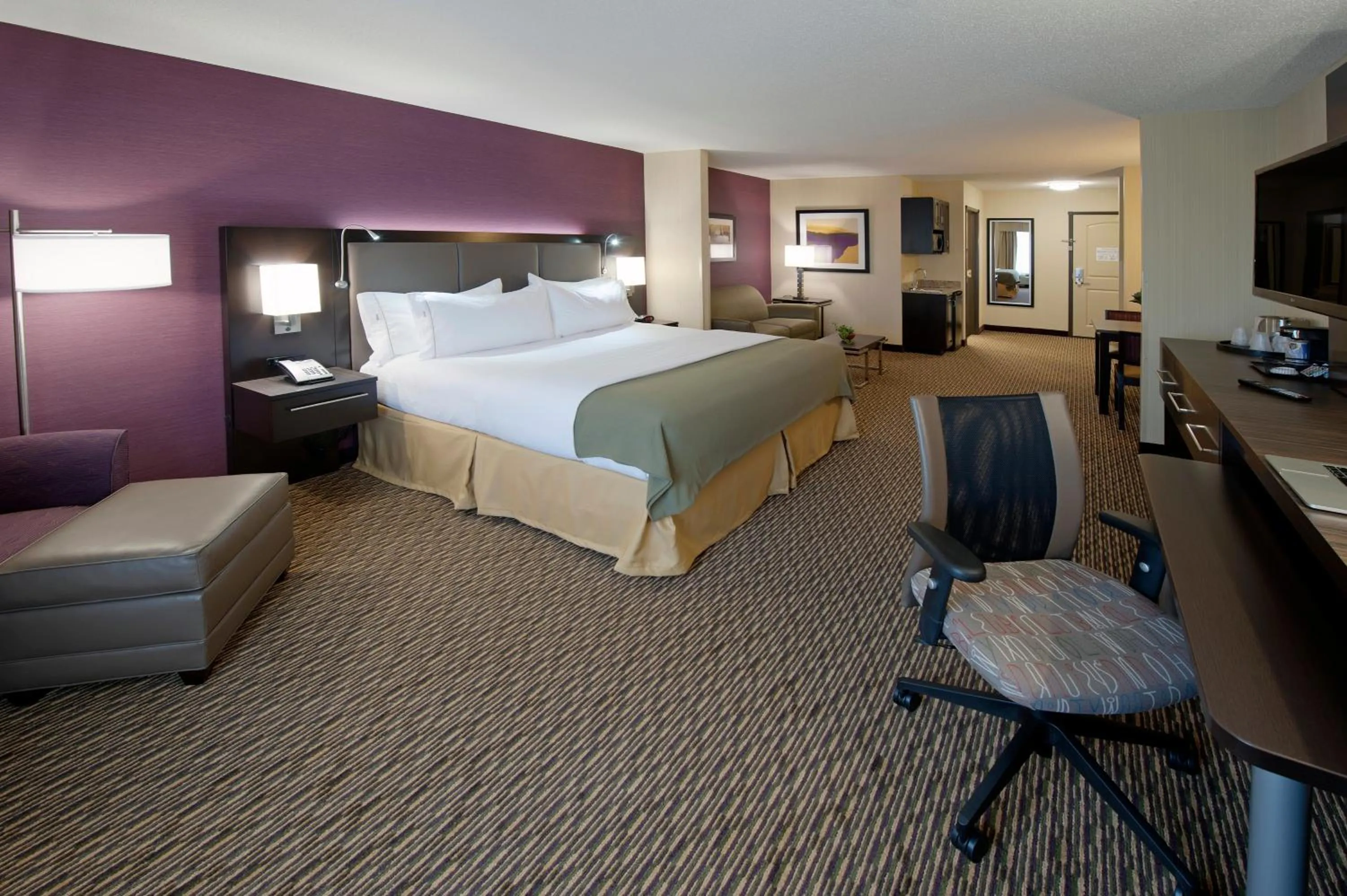 Seating area, Bed in Holiday Inn Express Hotel & Suites Clearfield by IHG
