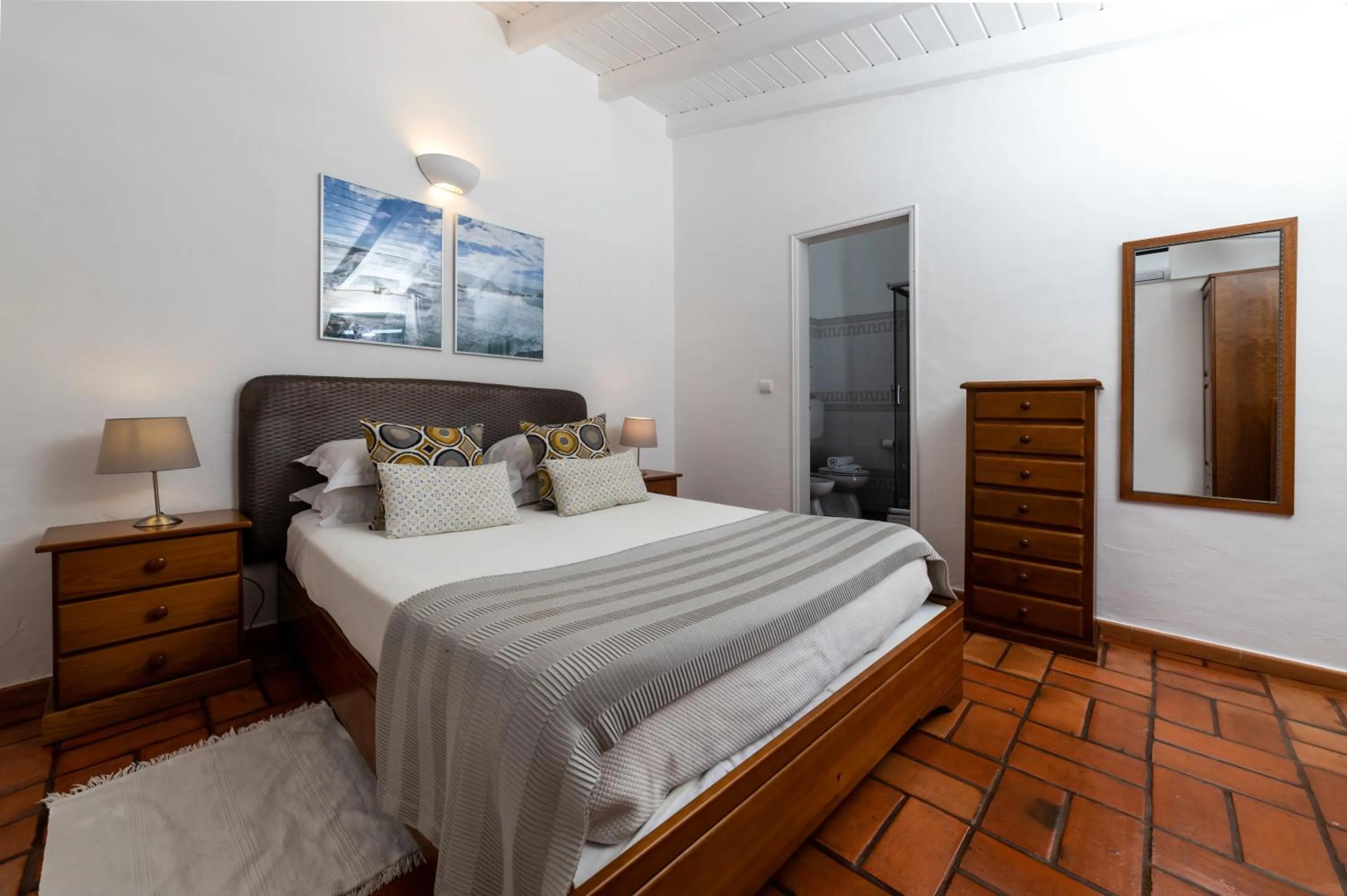 Bathroom, Bed in Monte Das Alpenduradas