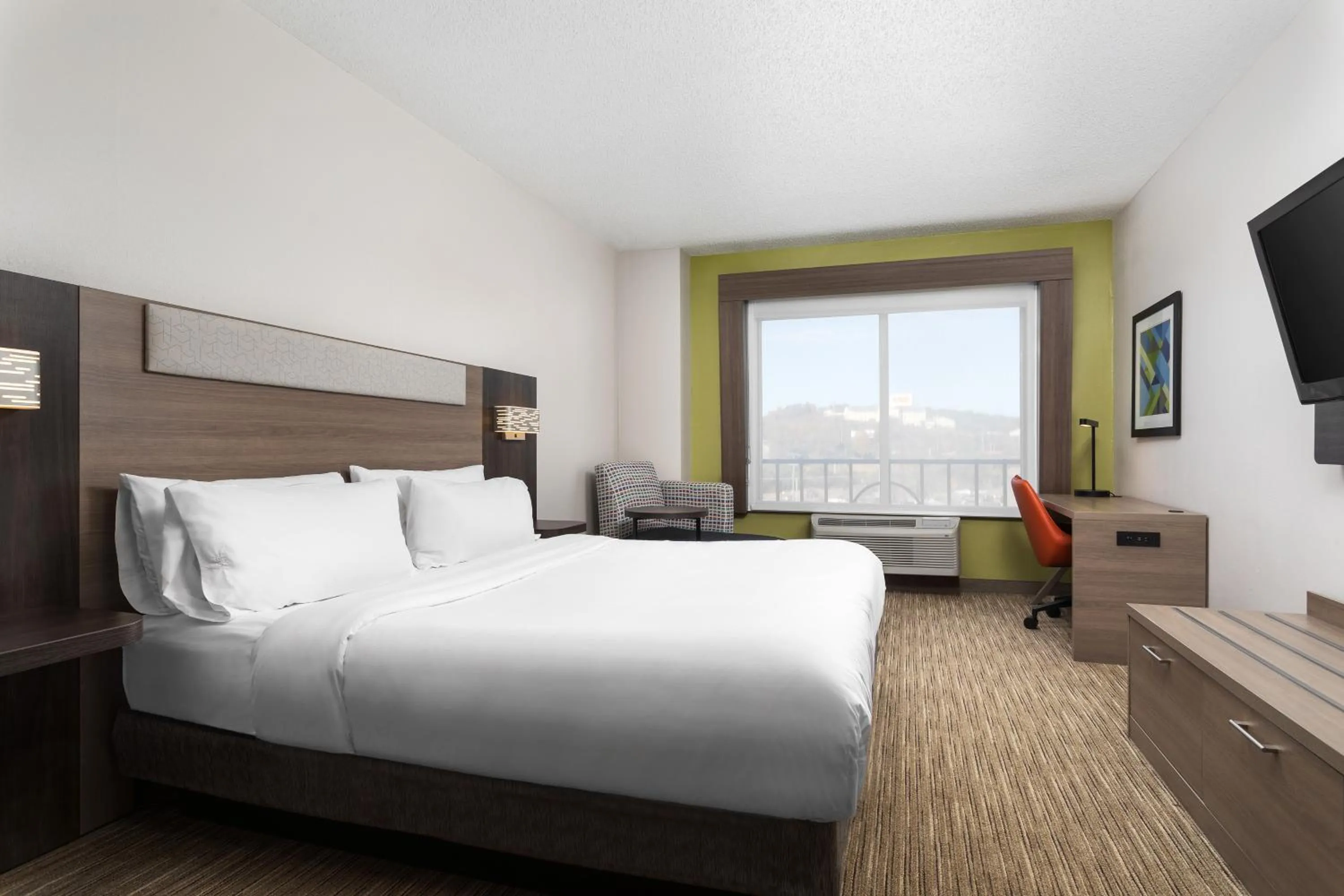 Bed in Holiday Inn Express Hotel & Suites Chattanooga-Lookout Mountain by IHG