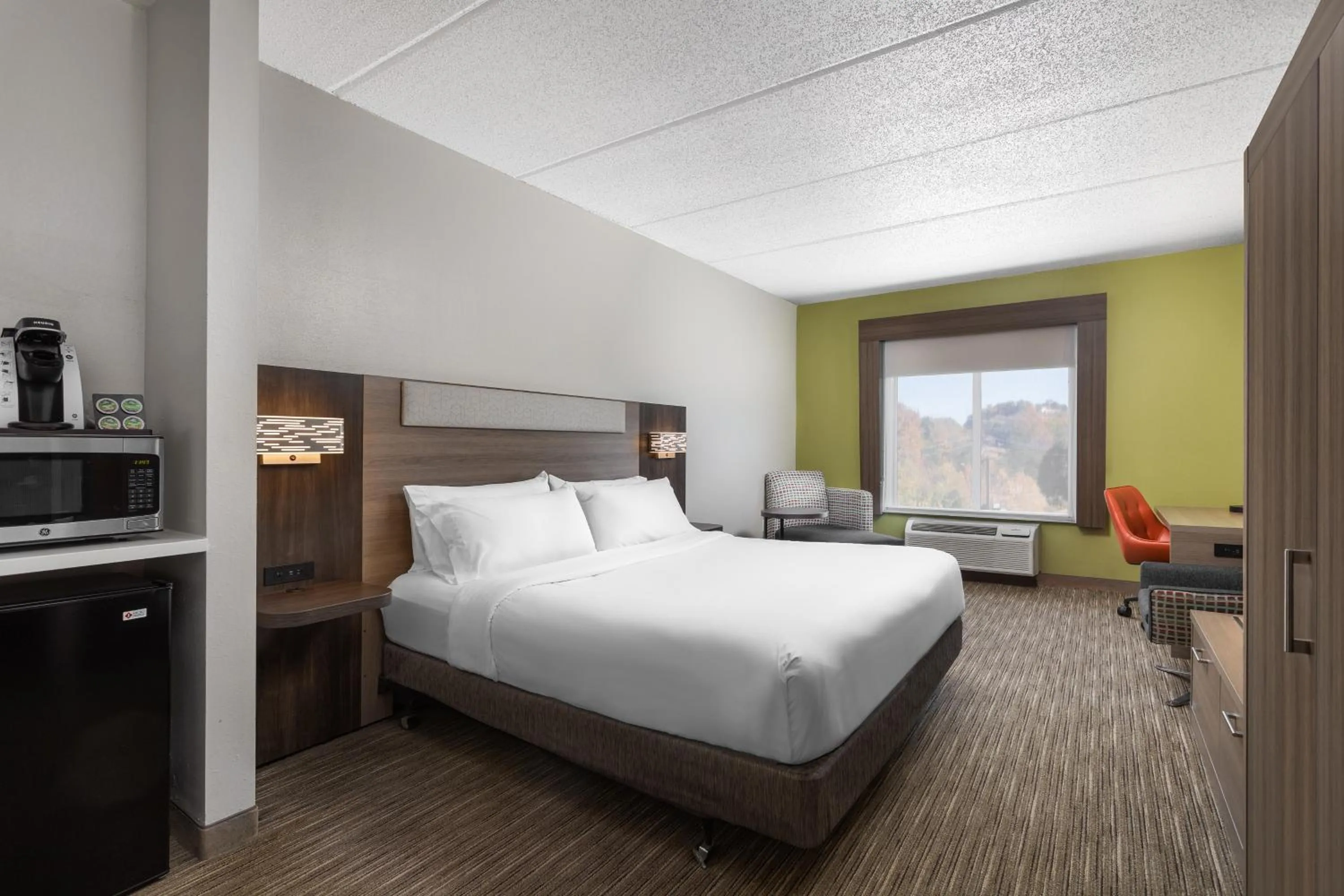 Bed in Holiday Inn Express Hotel & Suites Chattanooga-Lookout Mountain by IHG