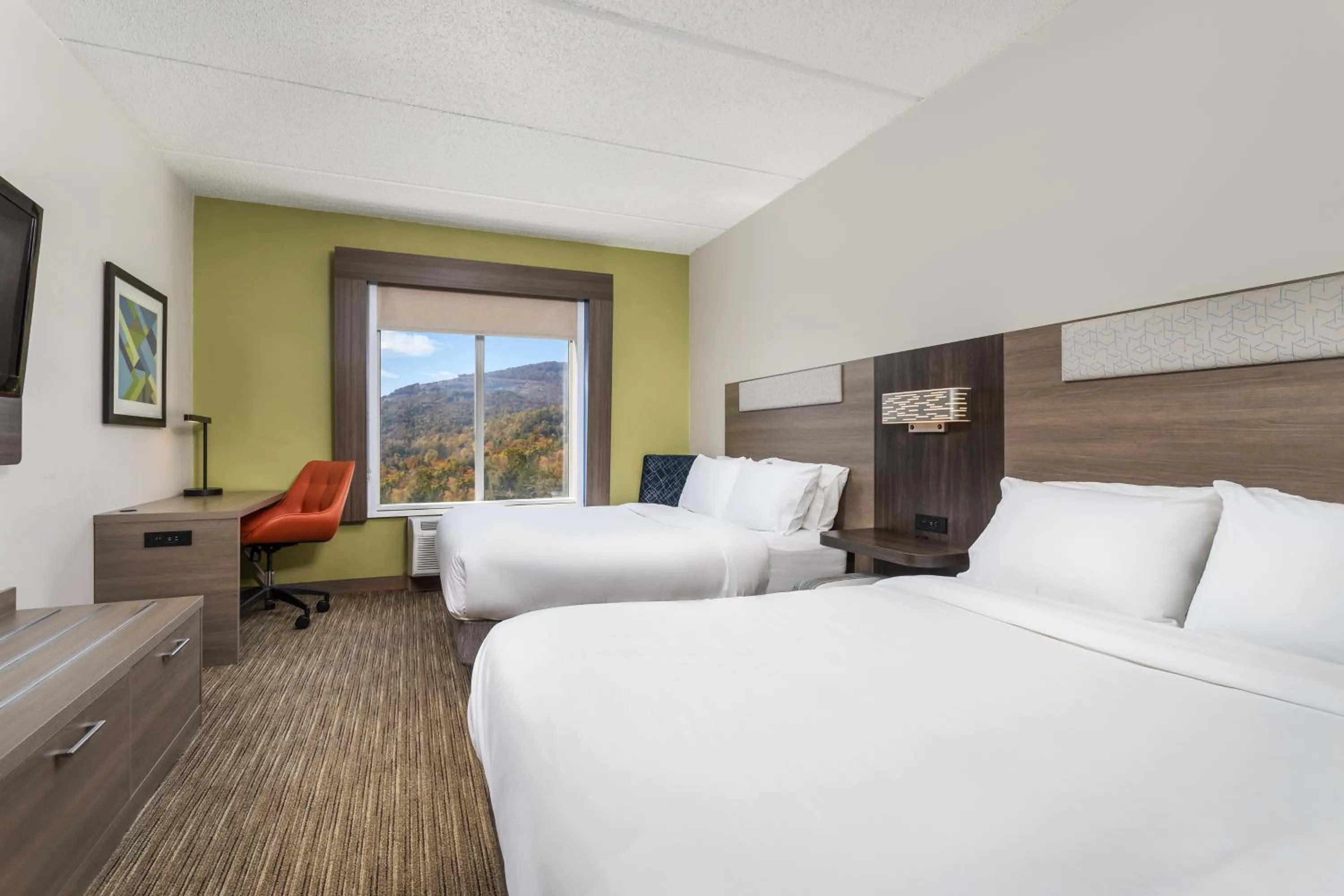 Bed in Holiday Inn Express Hotel & Suites Chattanooga-Lookout Mountain by IHG