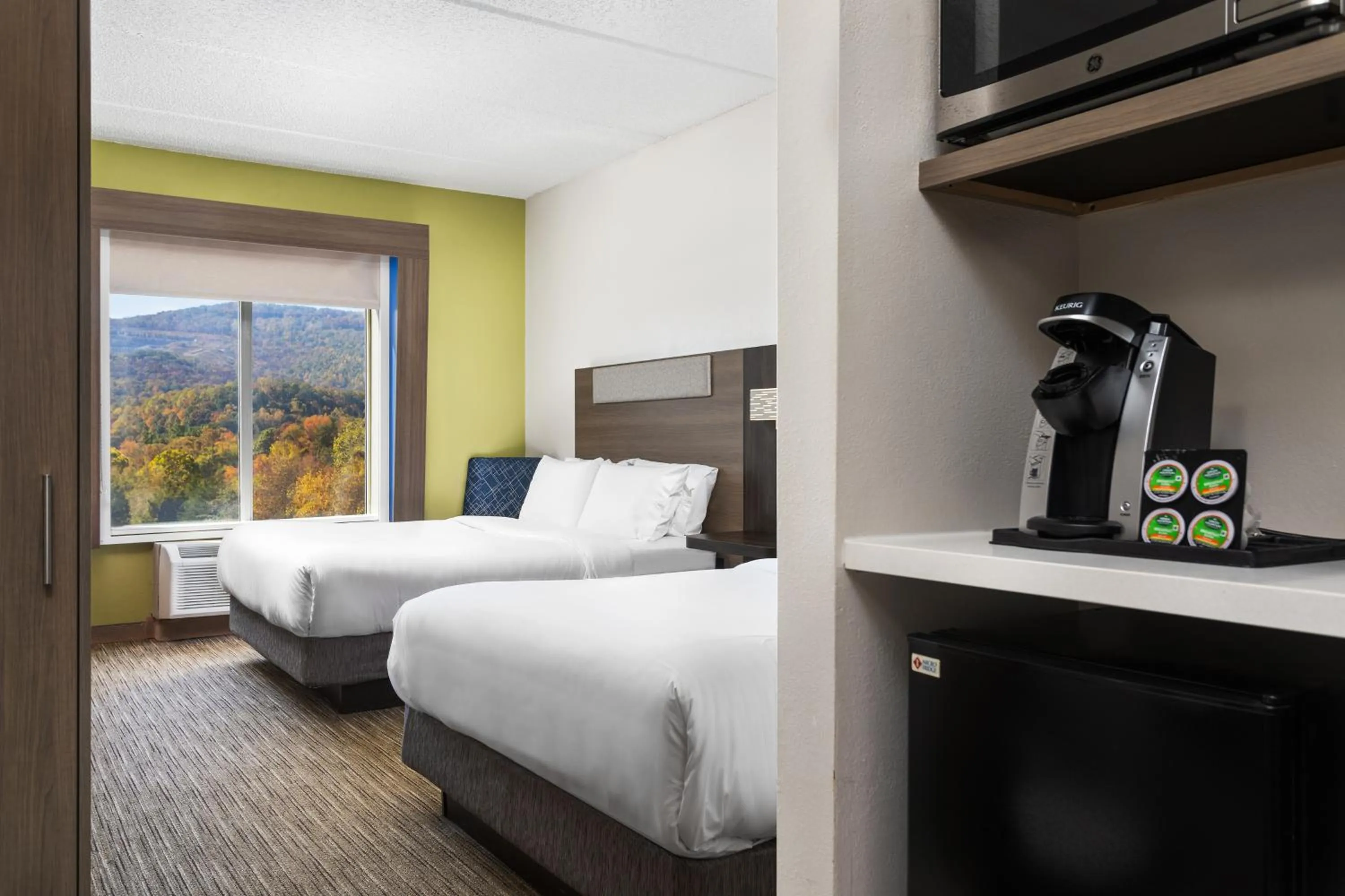 Bed in Holiday Inn Express Hotel & Suites Chattanooga-Lookout Mountain by IHG